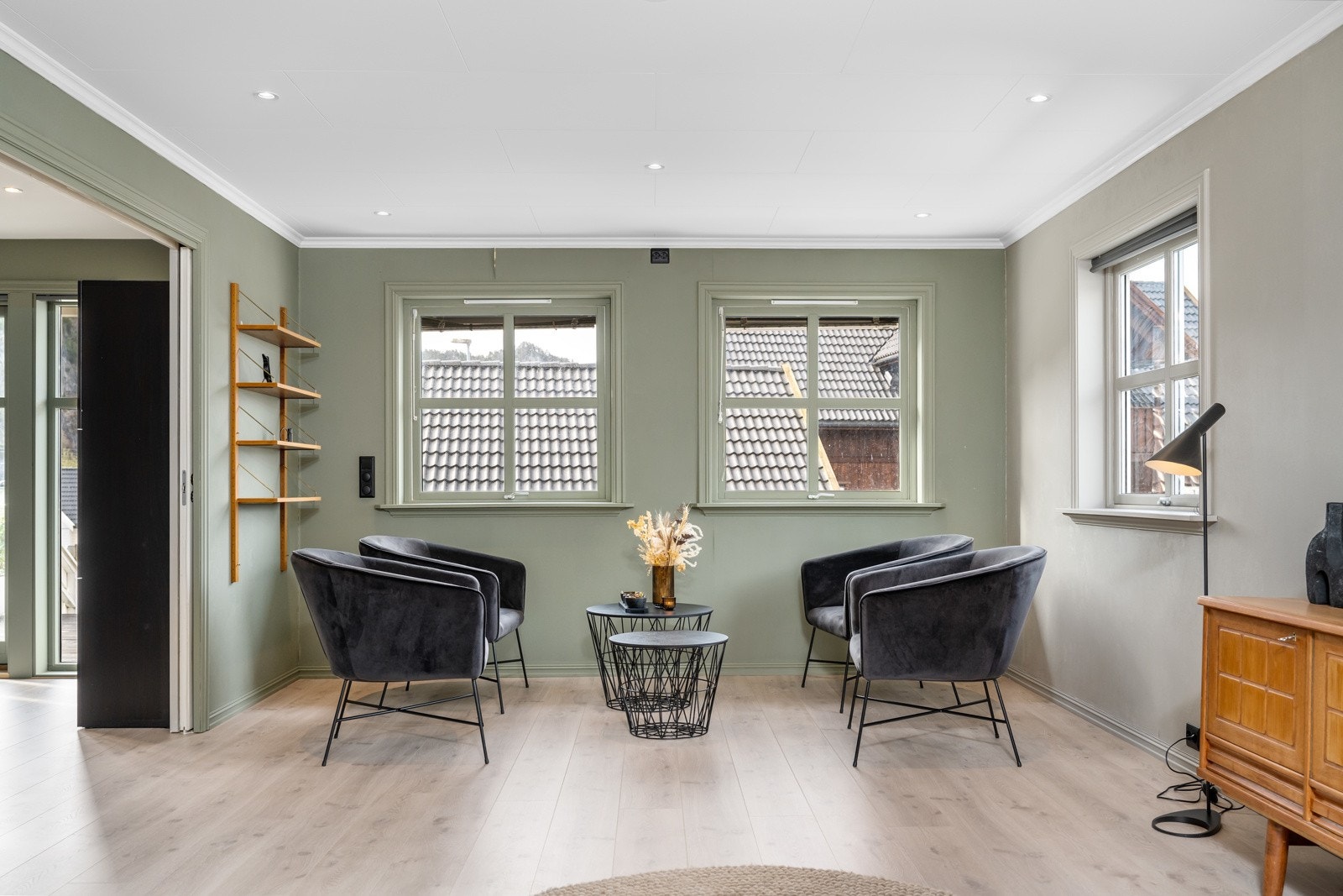 Stuen er malt i moderne og behageliger farger. Galleribilde