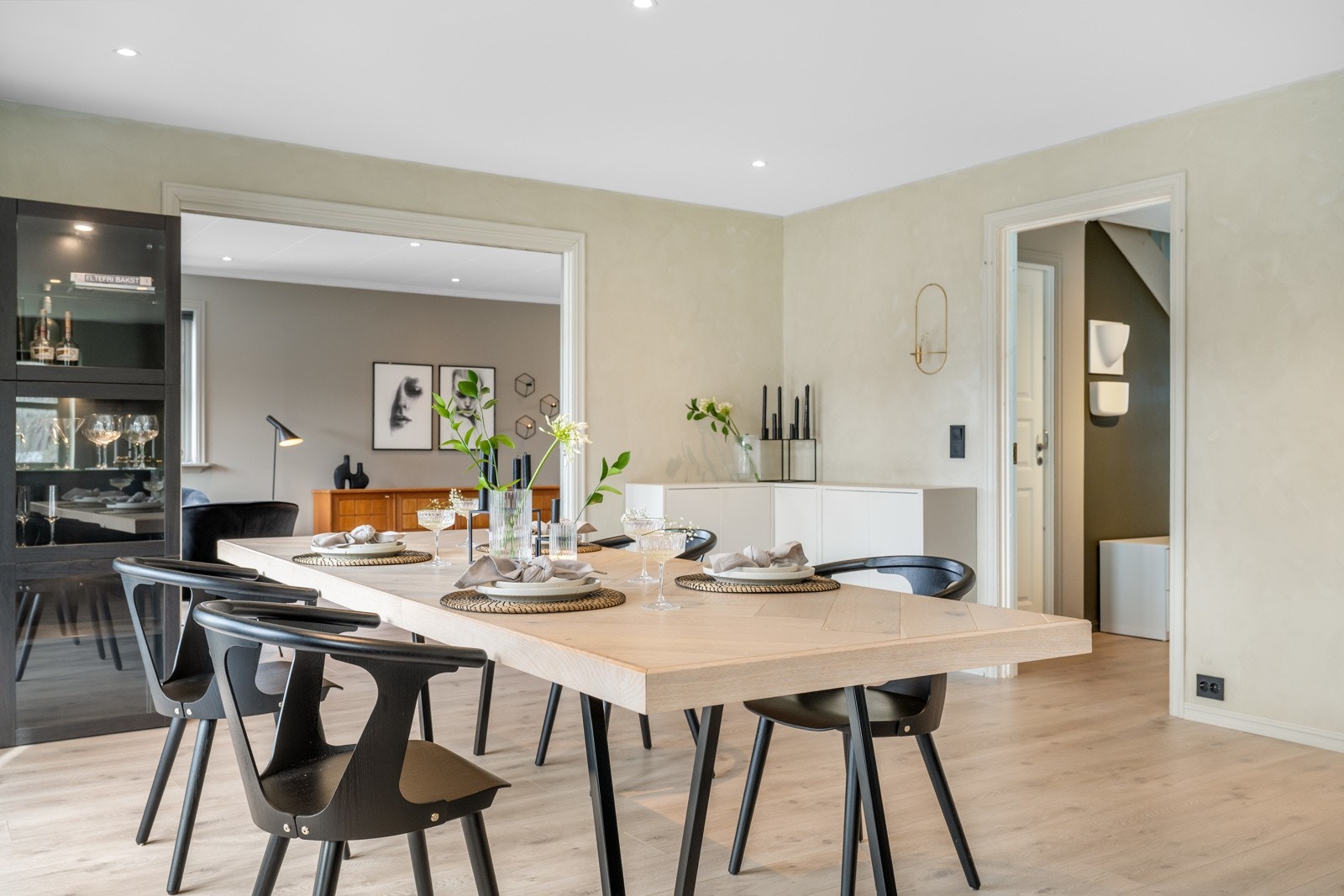 Spisestue med god plass. Galleribilde