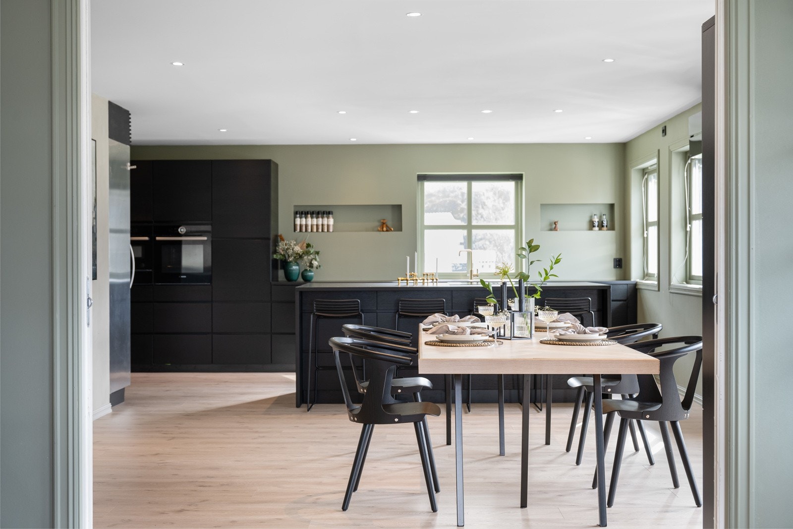 Romslig kjøkken med god plass til kjøkkenbord. Galleribilde