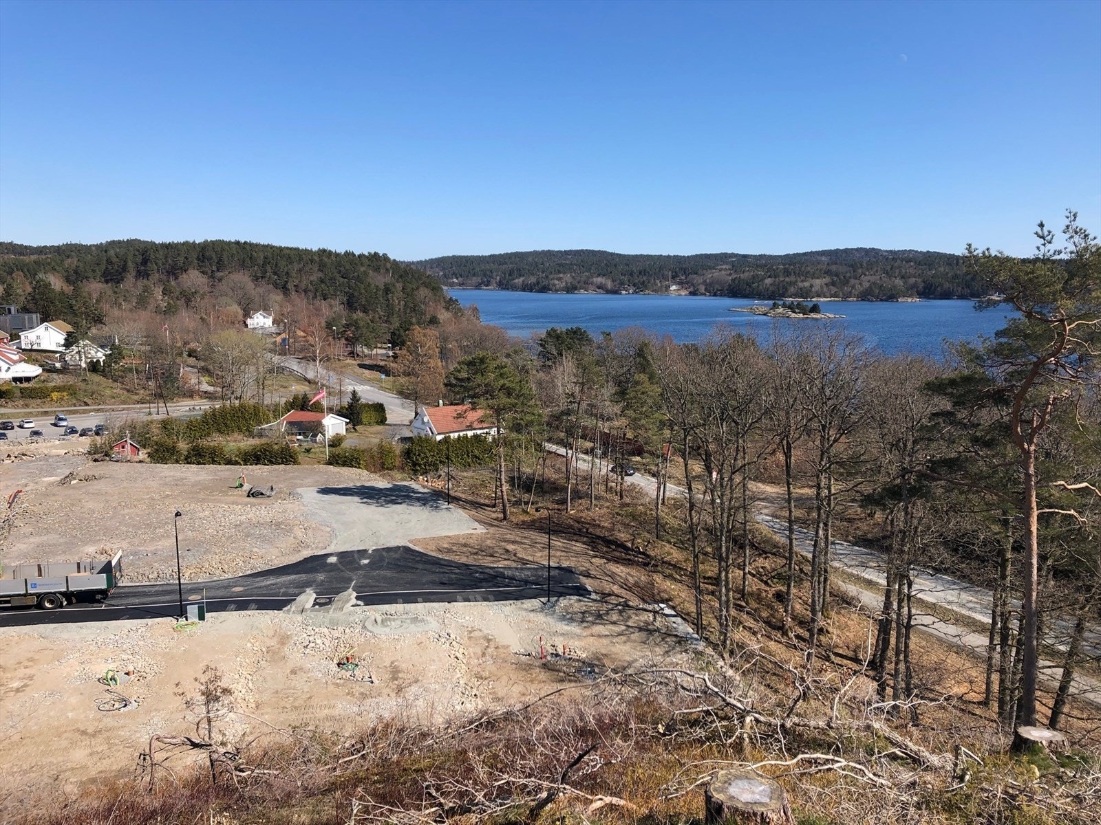 Like over veien fra boligfeltet finner du flotte bademuligheter i Kaldvellfjorden. Galleribilde