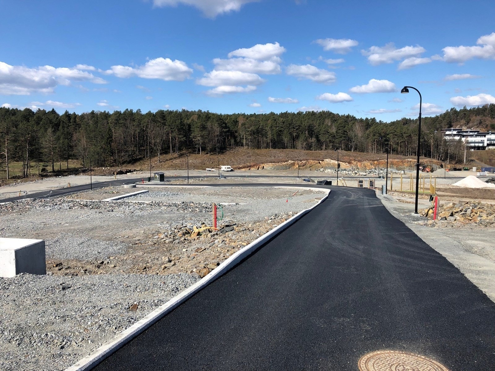 Ferdig asfalterte adkomstveier og belysning Galleribilde