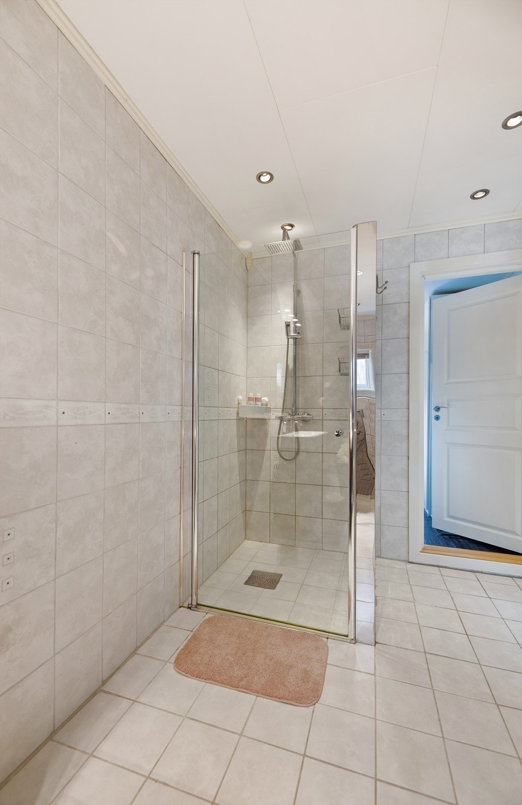 Dusjhjørne på baderommet. Galleribilde