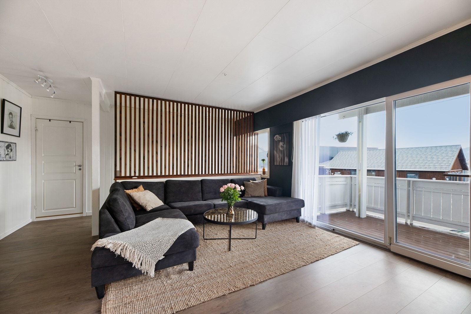 Skyvedørens store glassflate slipper godt med dagslys inn i rommet. Galleribilde