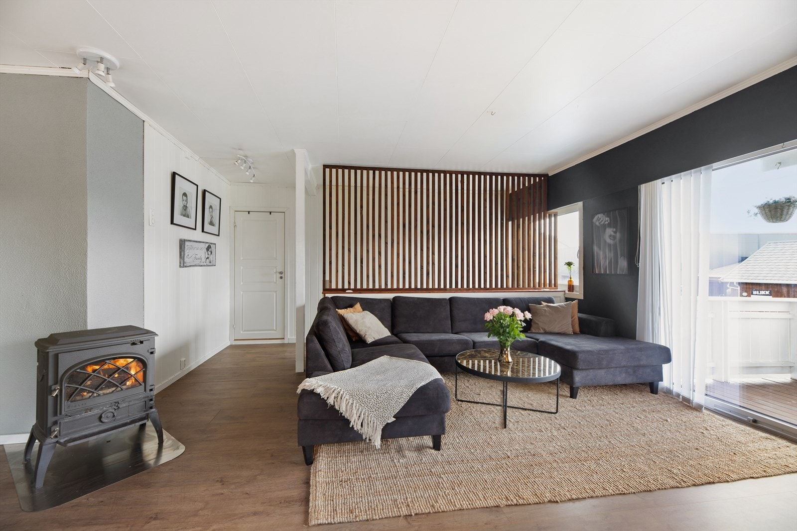 Stuen har god plass til sofagruppe og tilhørende møbler. Galleribilde