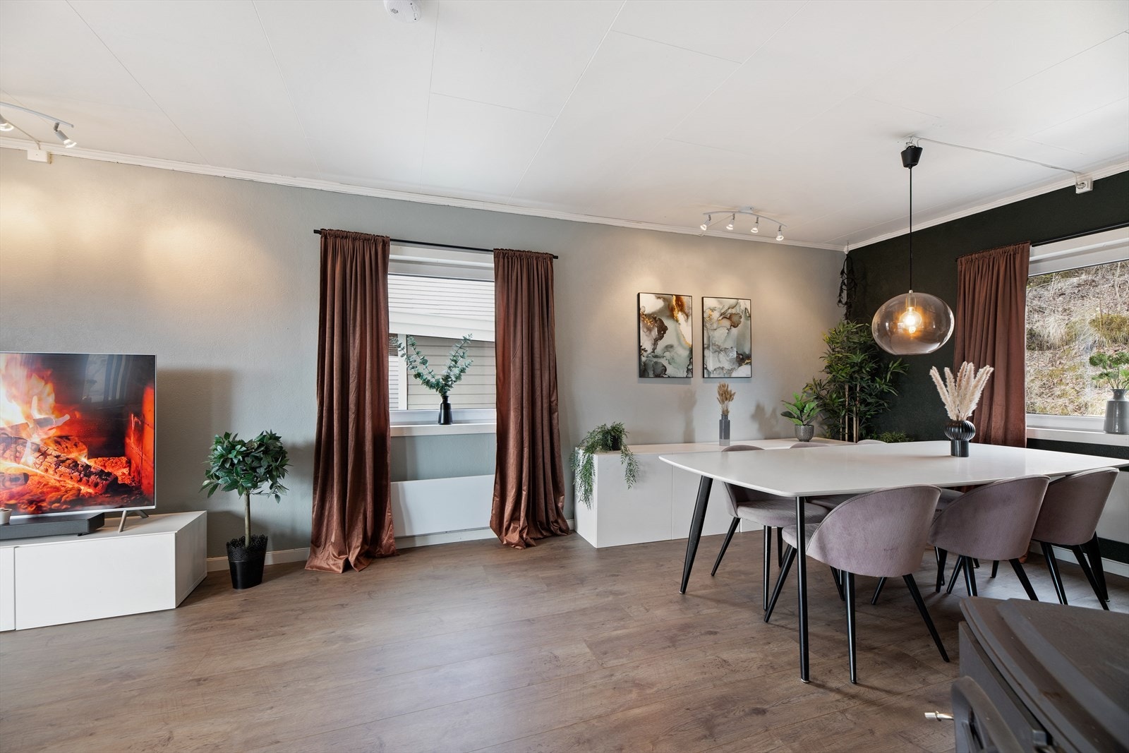 Lysmalte veggflater og laminatgulv fra ca. 2021. Galleribilde