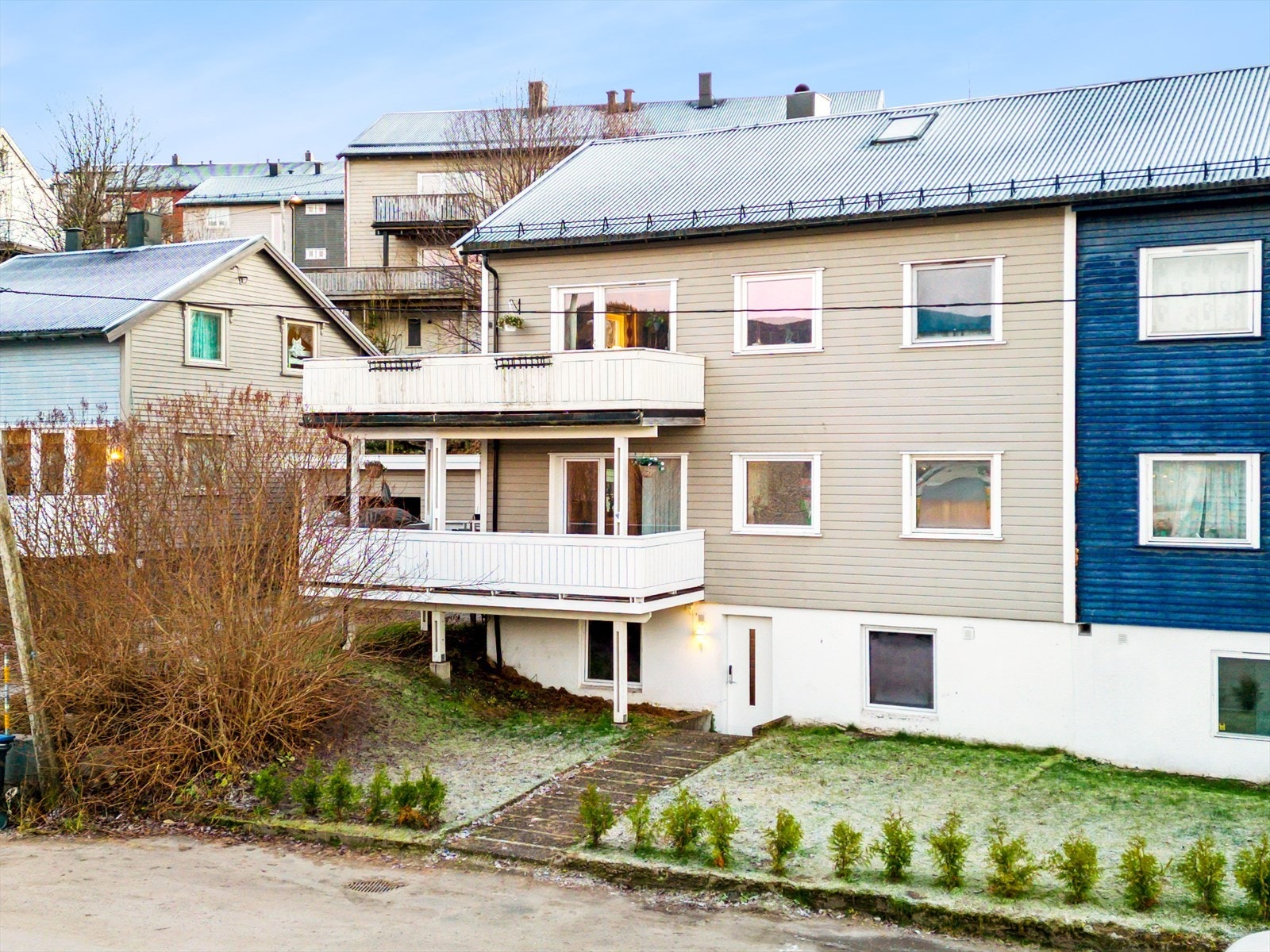 Hagen er pent opparbeidet med plen og trær. Galleribilde