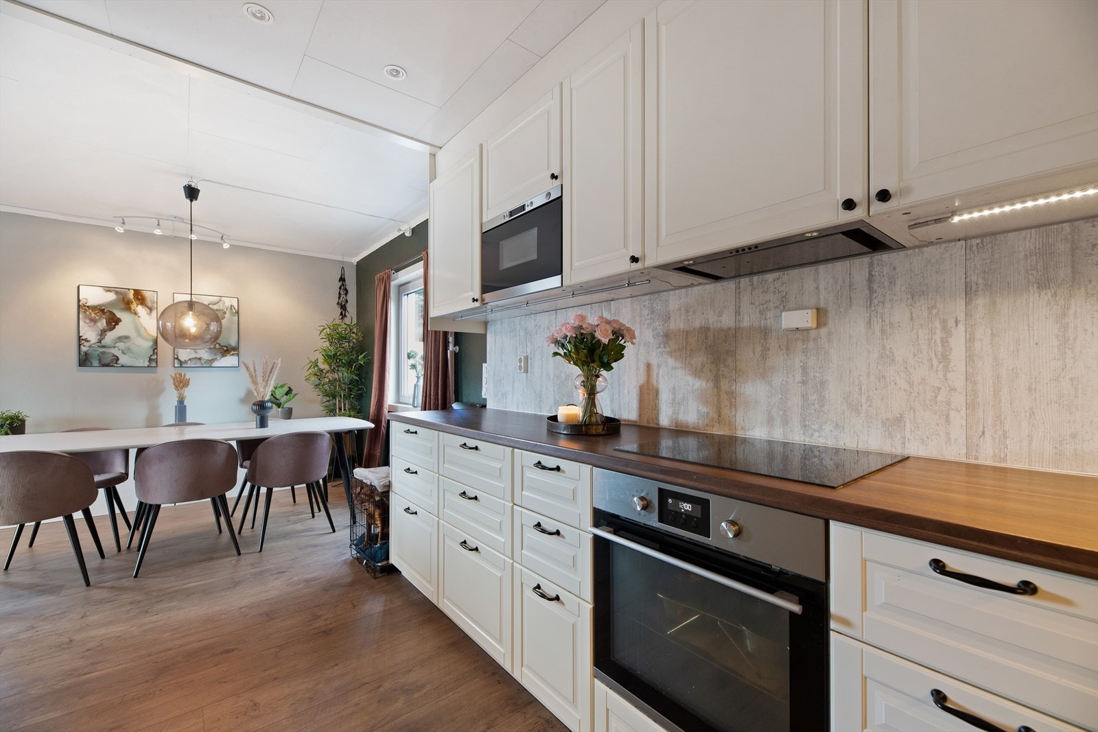 Spisegruppen har en praktisk plassering like utenfor kjøkkenet. Galleribilde