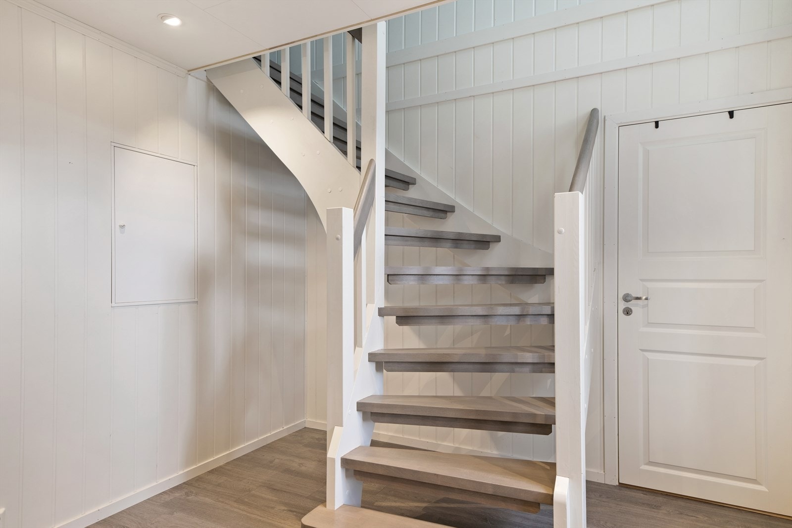 Trappeadkomst mellom første etasje og sokkeletasjen. Galleribilde