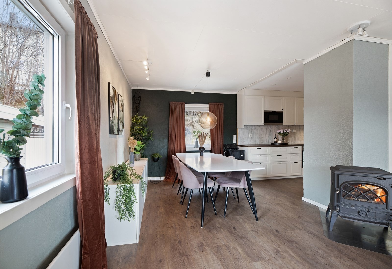 I stuen finner du en peisovn som gir god varme og kos på kalde dager. (se. informasjon fra under pkt. diverse). Galleribilde