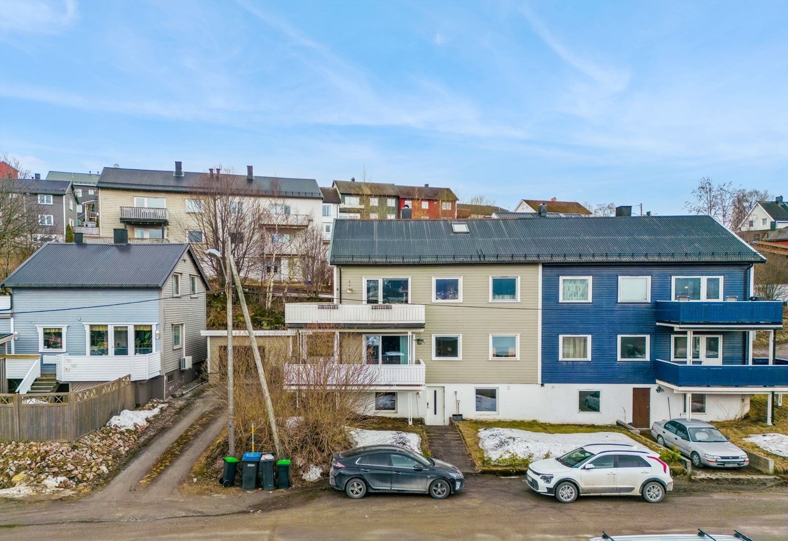 Parkering langs veien fremfor boligen. Galleribilde