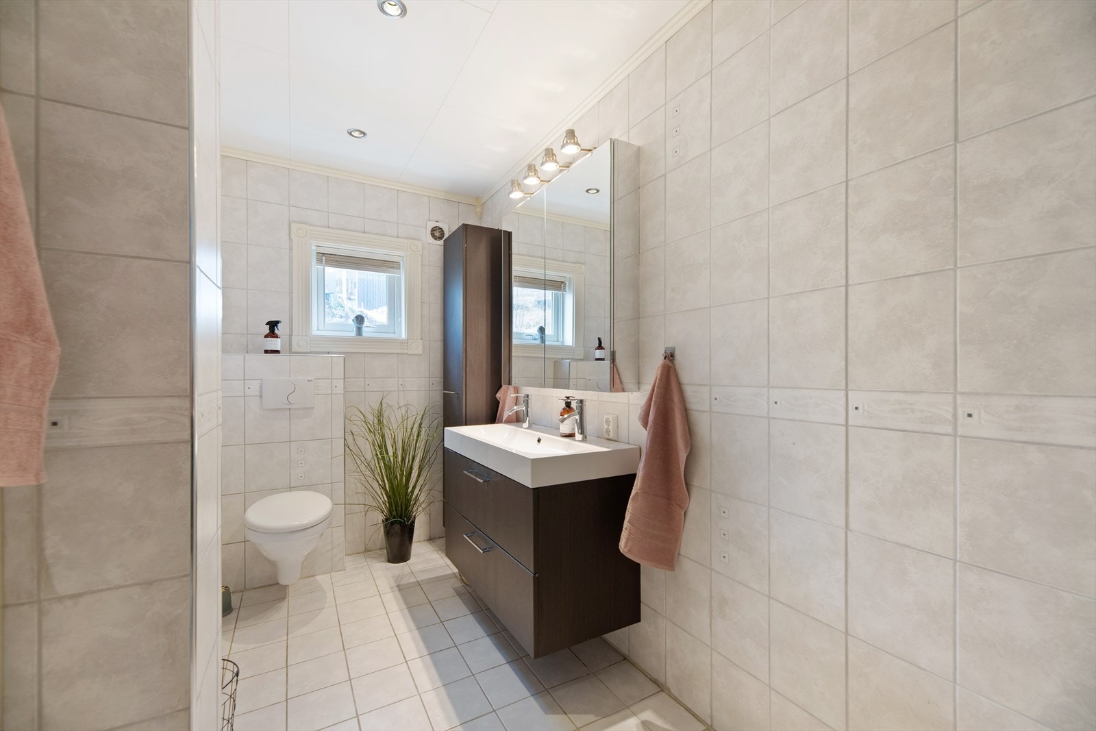 Flislagt baderom med varme i gulv. Galleribilde