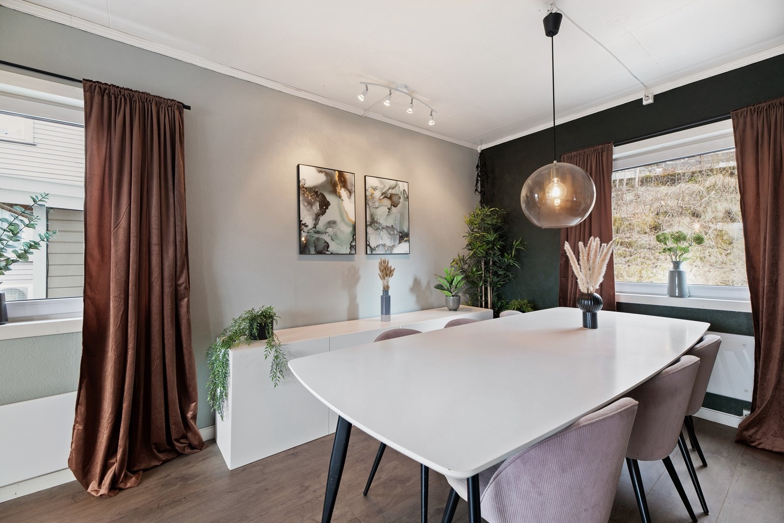 Vinduene ved spisegruppen gir godt med lysinnslipp. Galleribilde