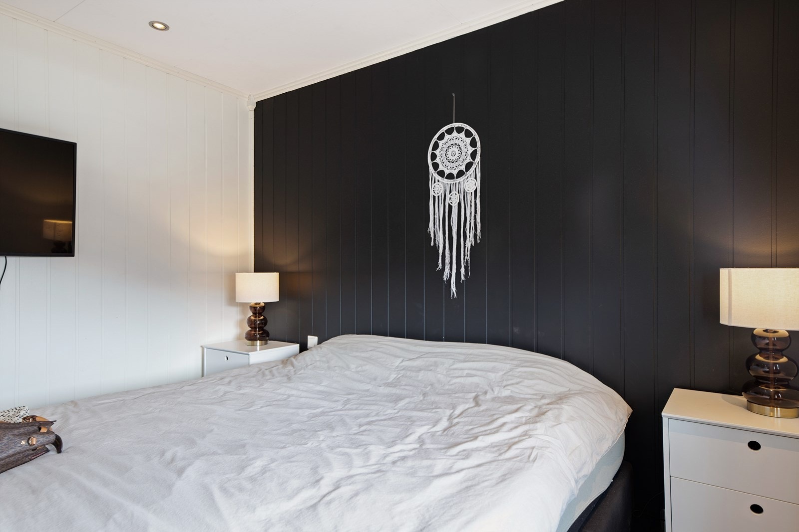 Soverom i første etasje som har plass til seng og garderobeløsning. Galleribilde