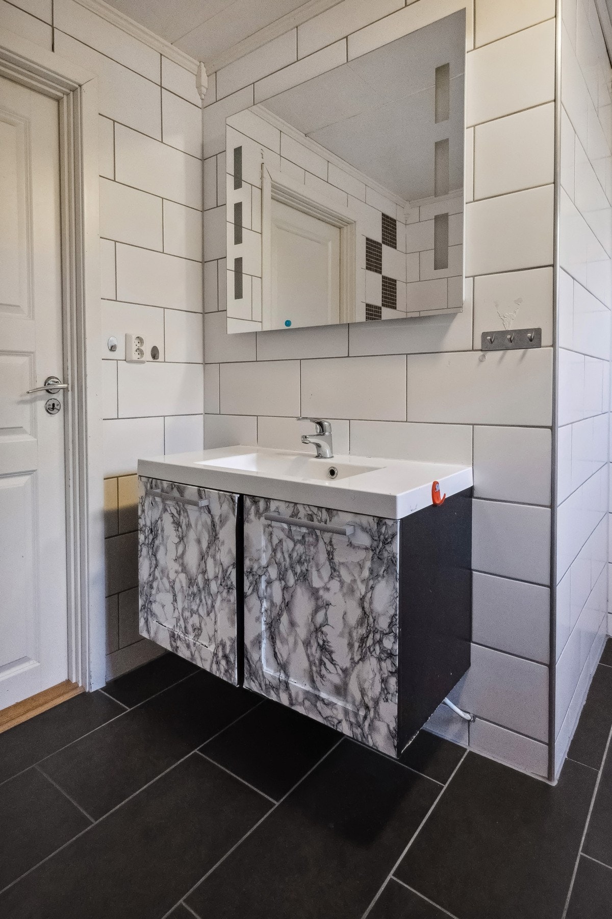 Vegghengt baderomsinnredning og speil med lys. Galleribilde