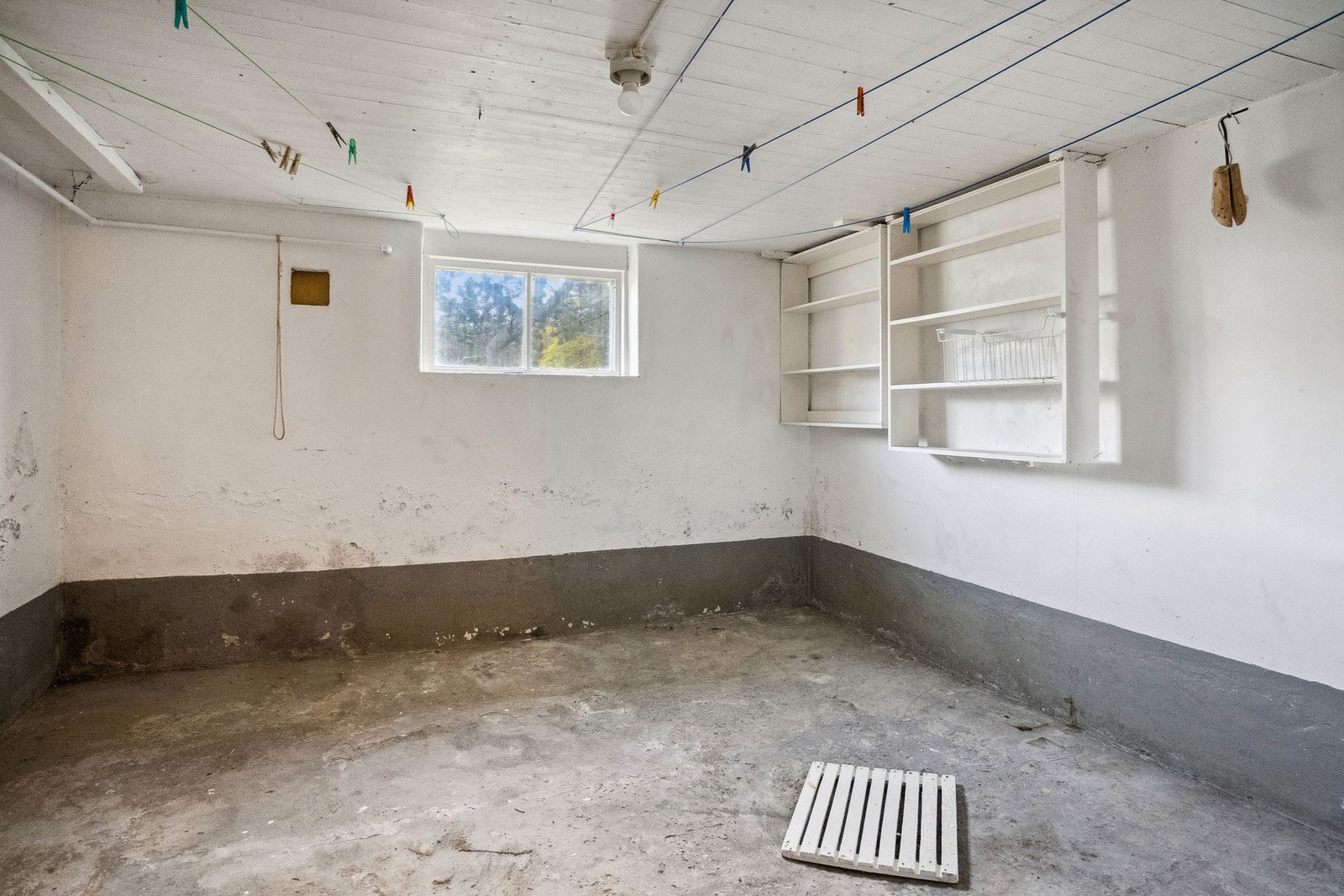 Sokkel med mye potensiale, er i dag kun brukt til oppbevaring. Galleribilde