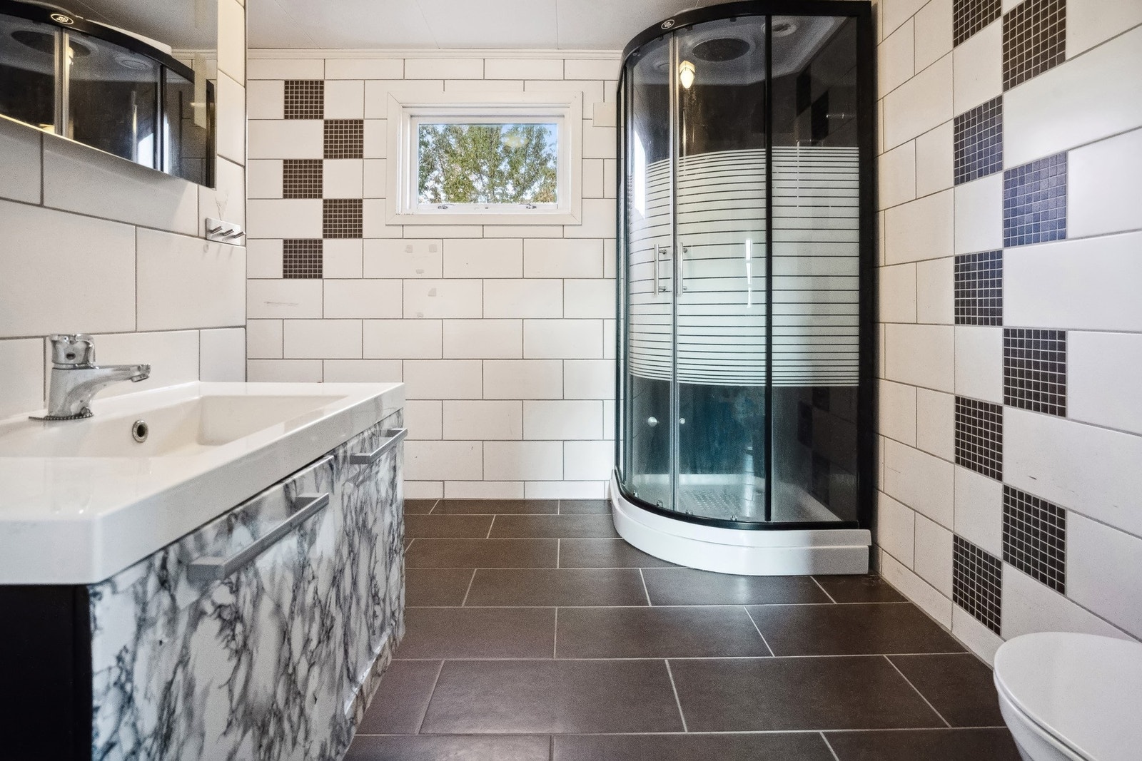 Flislagt bad fra 2012 med varme i gulv og dusjkabinett. Galleribilde