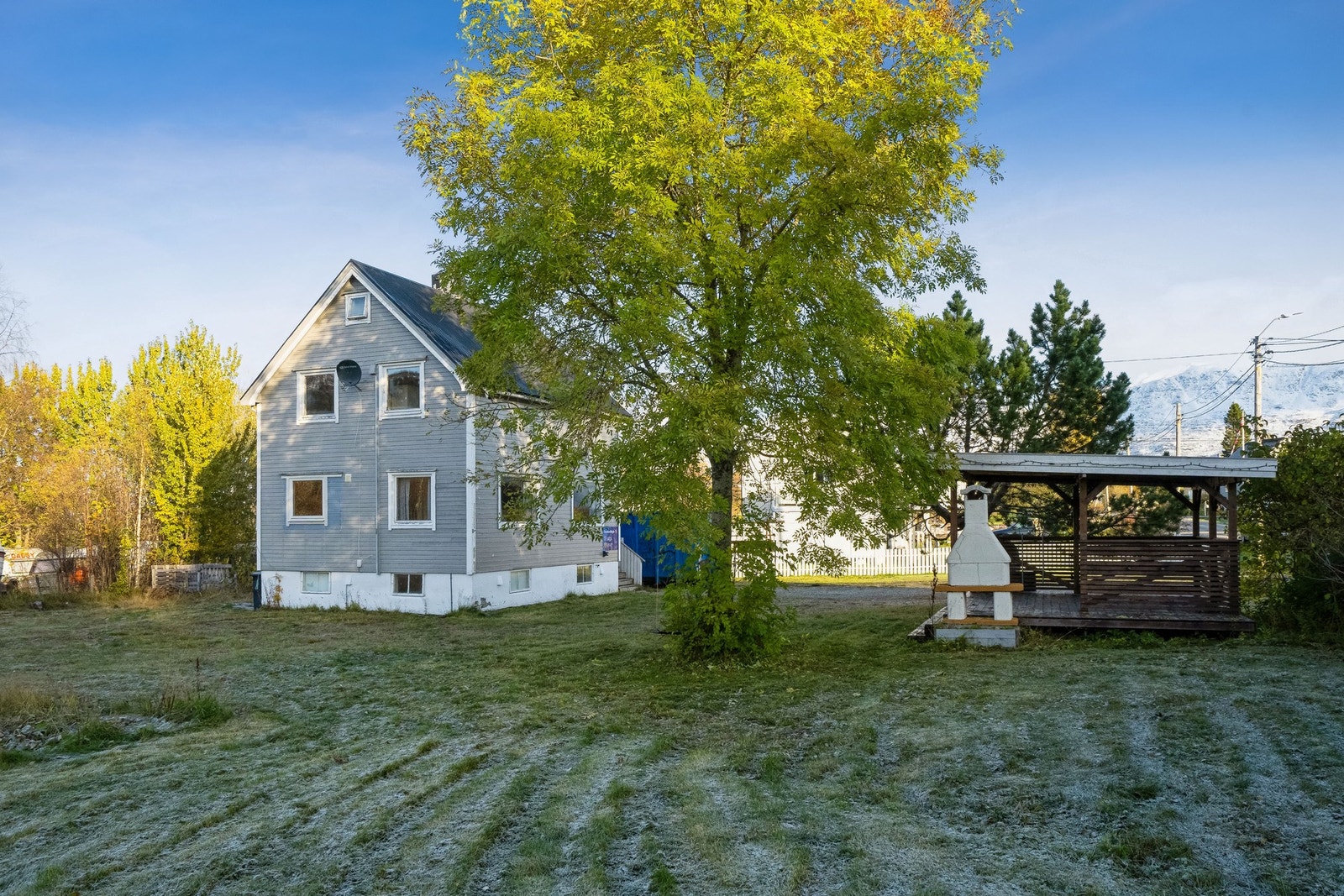 Boligen ligger fint til i et barnevennlig område med flott opparbeidet hage. Galleribilde