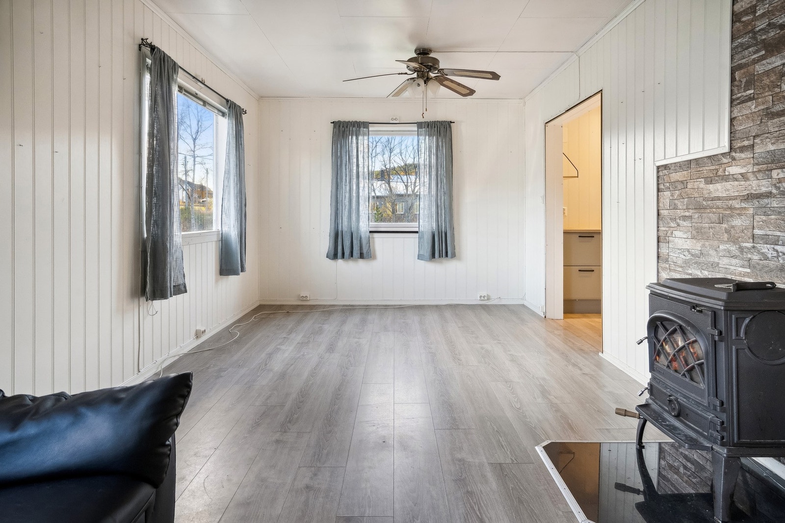 Romslig stue med god plass for flere sittegrupper. Galleribilde