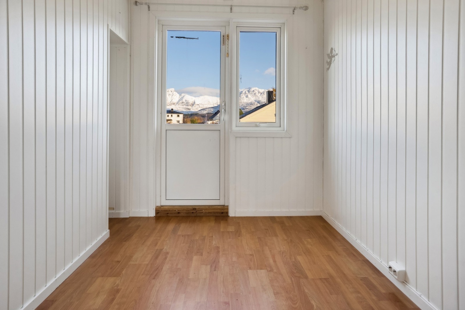 Direkte utgang fra 2.etasje til balkong med gode solforhold. Galleribilde