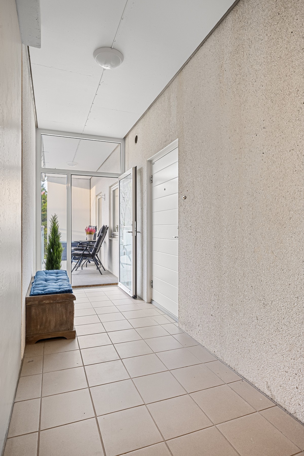 Adkomst til balkong via gang utenfor leiligheten Galleribilde
