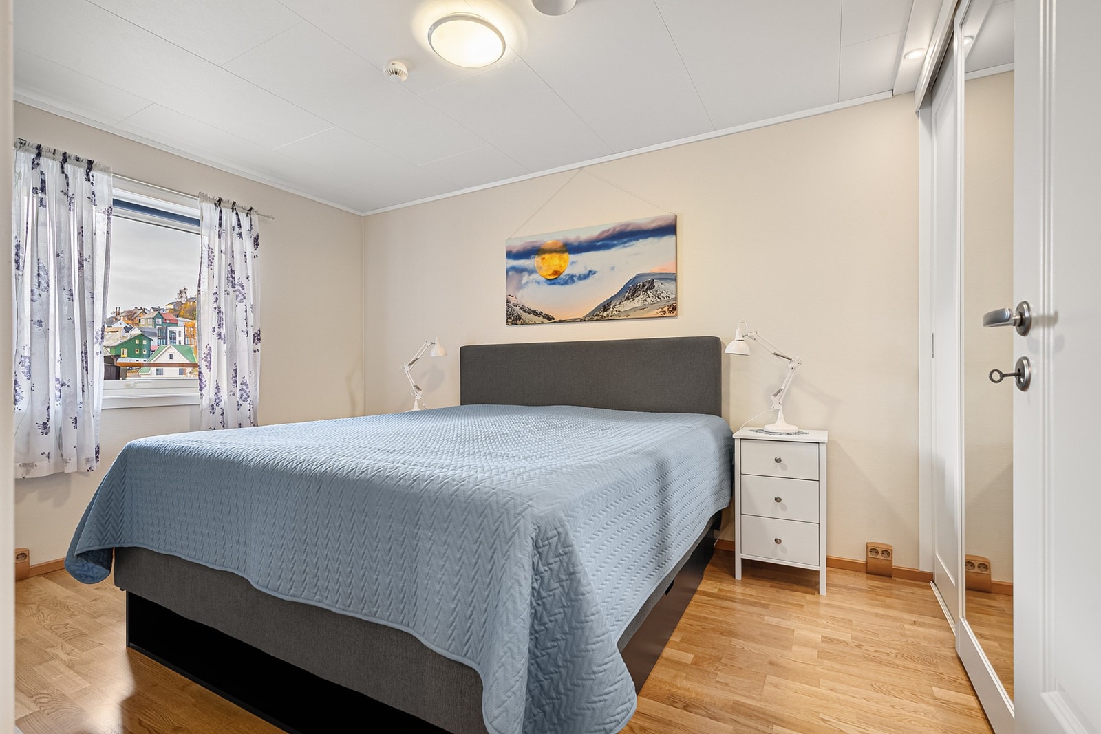 Hovedsoverom med egen skyvedørsgarderobe Galleribilde