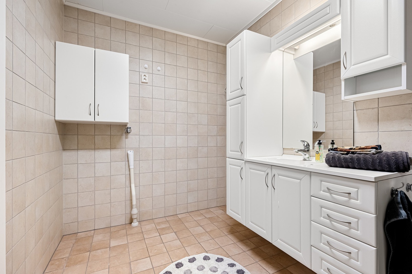 Badet har også plass til vaskemaskin og tørketrommel Galleribilde