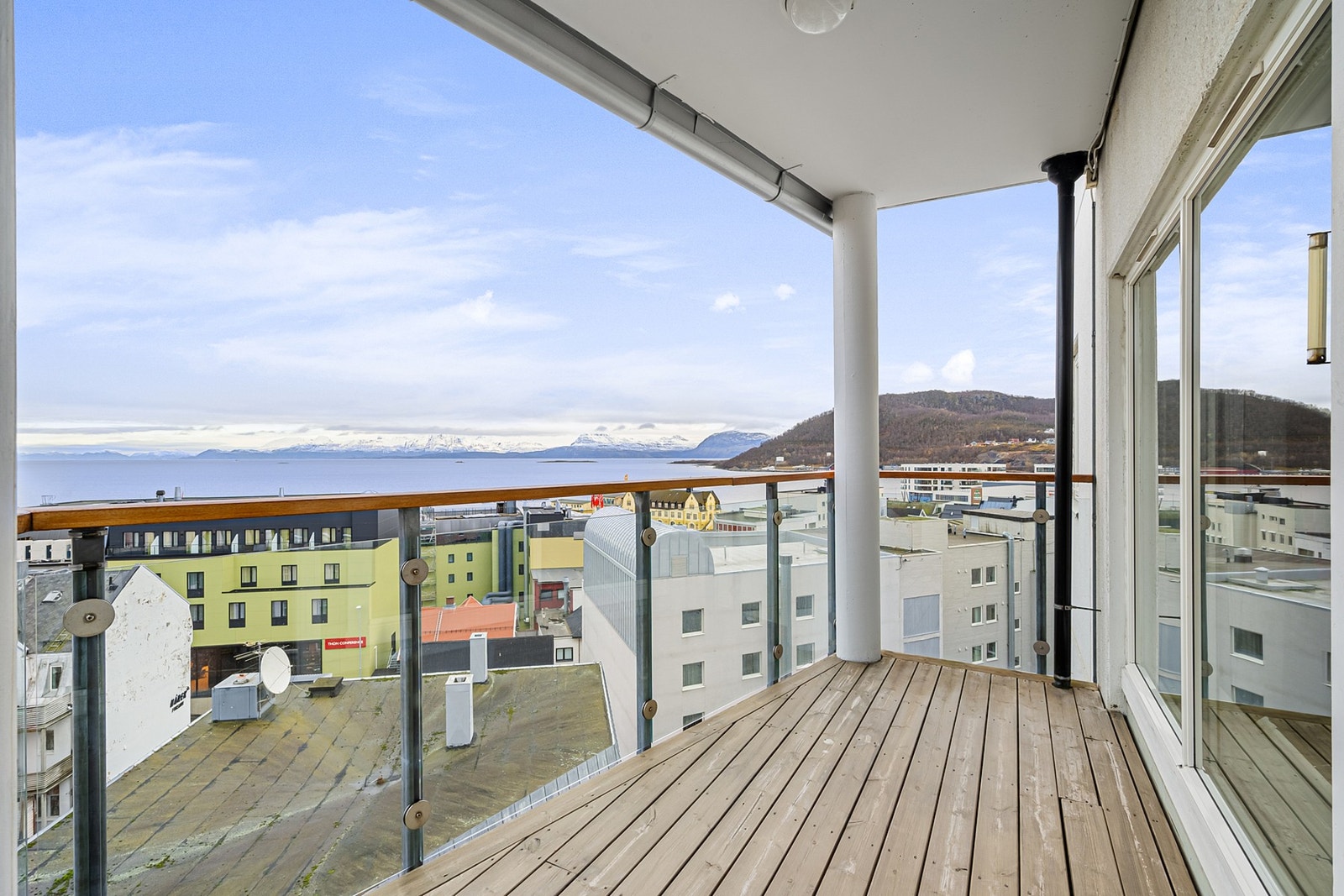 Balkongen fra stua byr på nydelig utsikt over sentrum og havet. Galleribilde