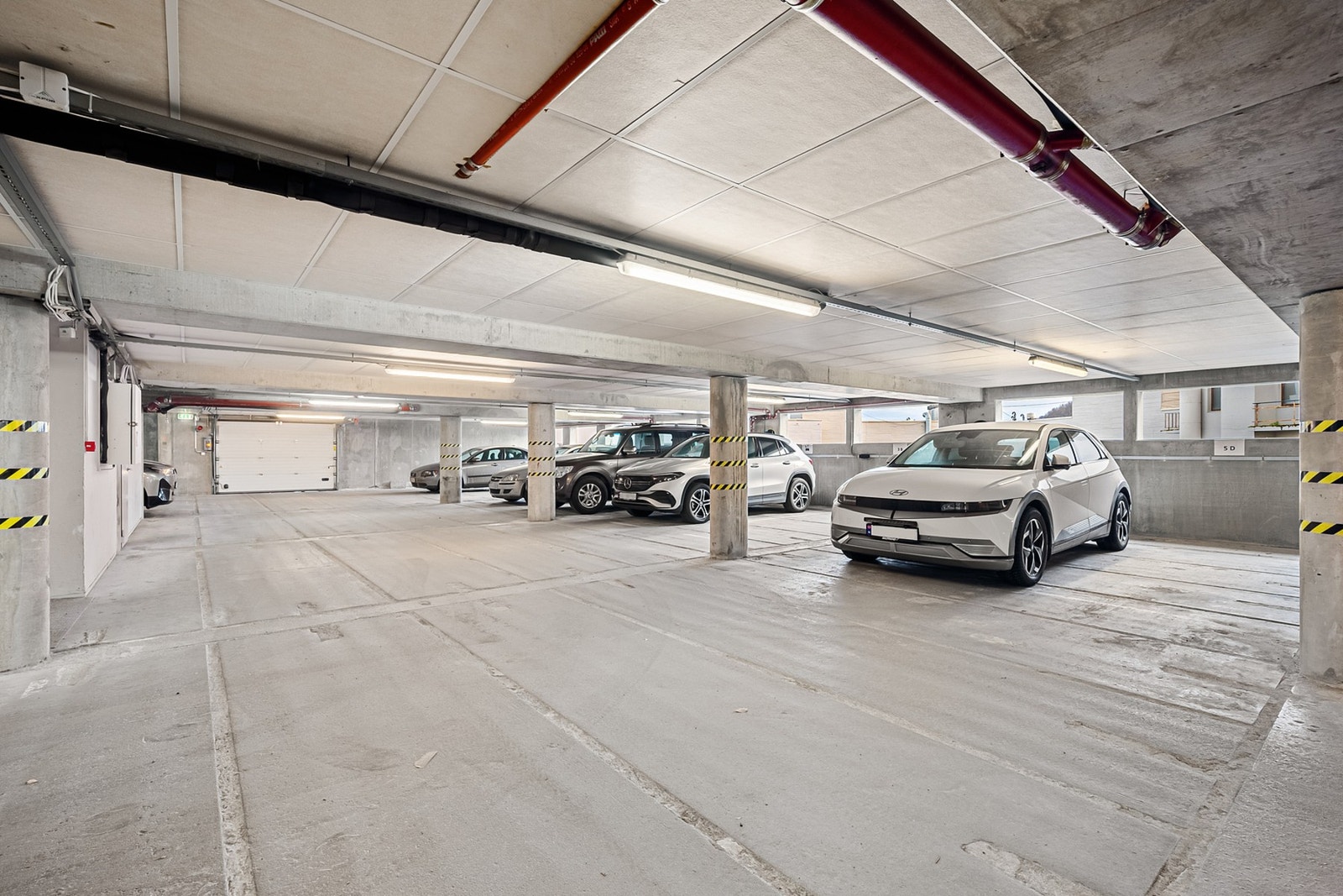 Andelen kommer med egen parkeringsplass og bod(?) tilknyttet felles garasjeanlegg. Galleribilde