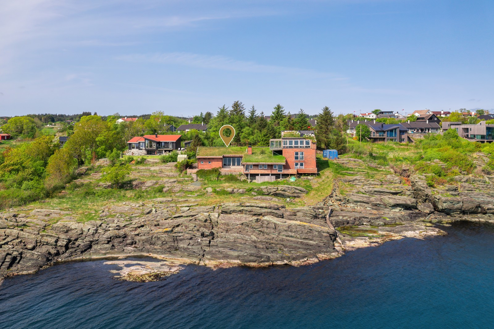 Fantastisk eiendom med sjølinje - Arkitekttegnet med særpreg - Nydelig utsikt - Basseng med badstue!