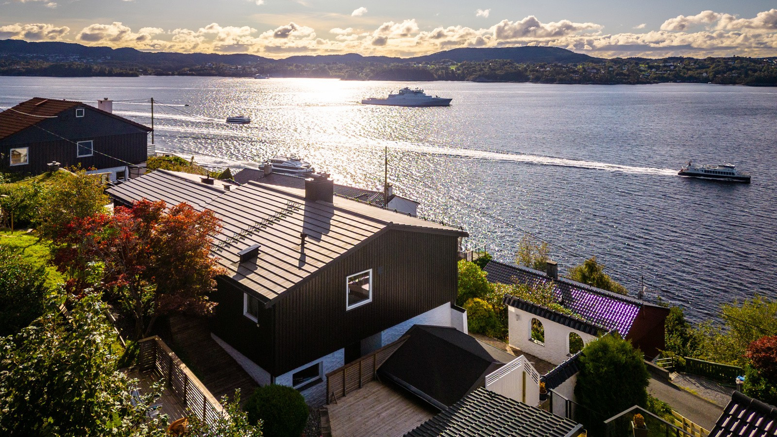 Innholdsrik enebolig i fantastiske omgivelser | Panorama sjøutsikt og gode solforhold | Garasje med elbillading