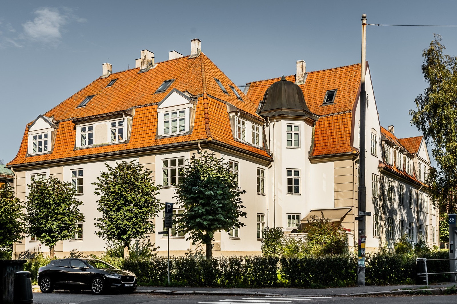 Unik townhousefølelse i Lindern Haveby. Påkostet 6(7)-roms over 3 plan. Totalrenovert 2022. Hybelmulighet. Parkering* Galleribilde