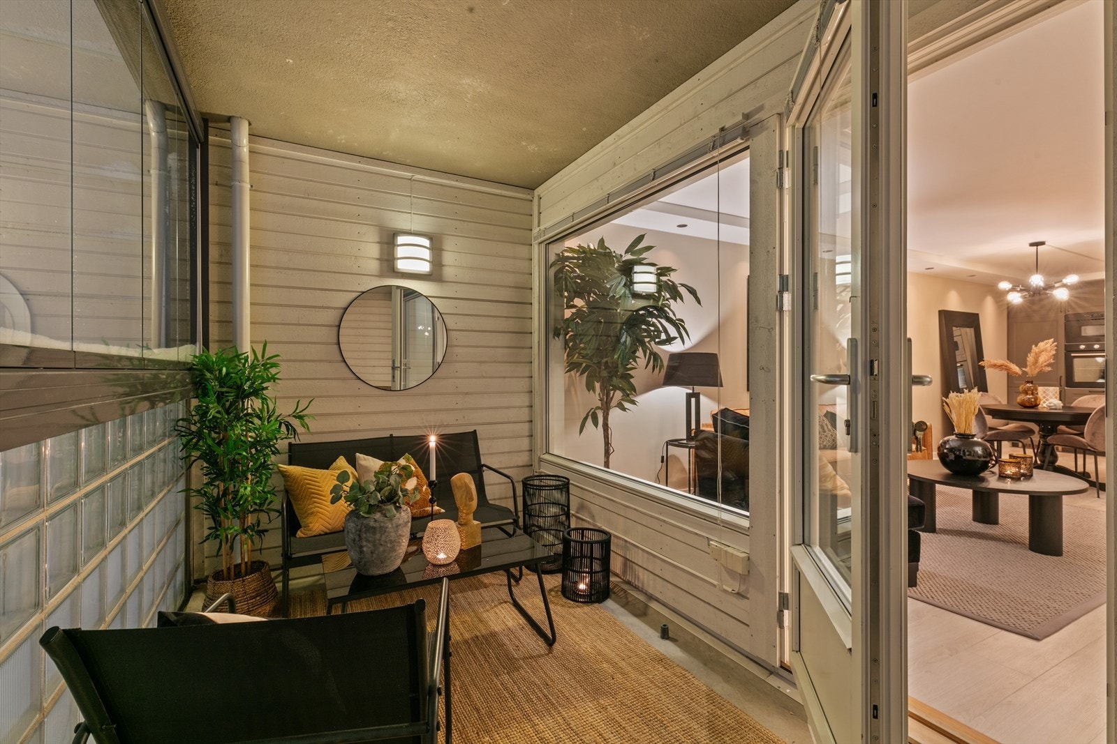 Innglasset balkong med adkomst fra stuen. Galleribilde