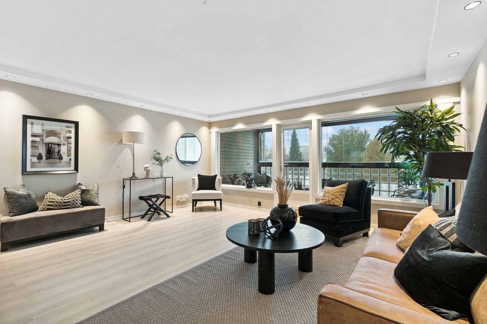 Leiligheten er oppgradert/pusset opp i 2023 med blant annet rehabilitert bad, ny kjøkkeninnredning med hvitevarer, nye automatsikringer og innvendig el. anlegg, nye innvendige dører, nye laminatgulv, samt oppussing av øvrige
overflater Galleribilde