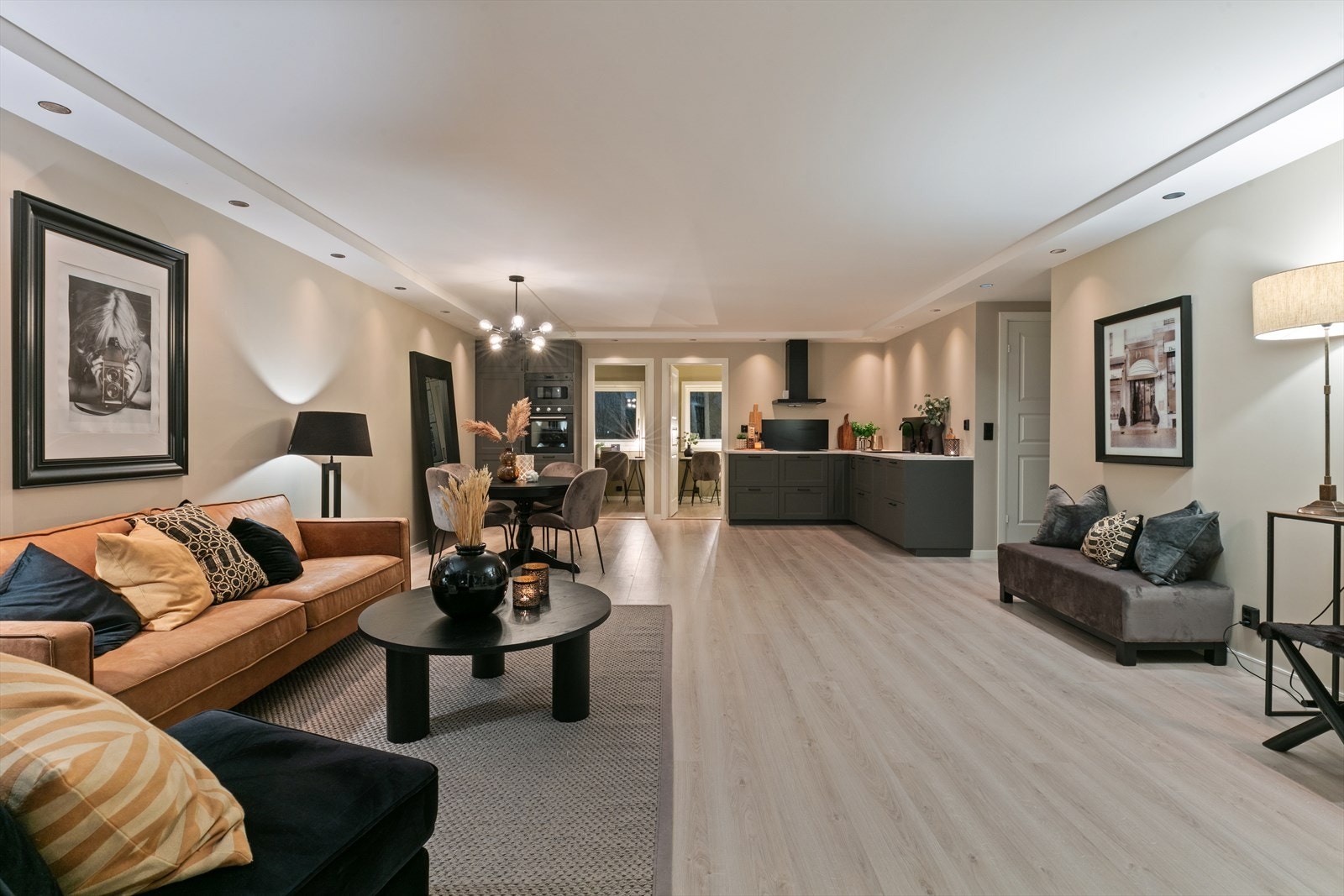 Leiligheten ligger i byggets fjerde etasje og har adkomst med heis. Galleribilde