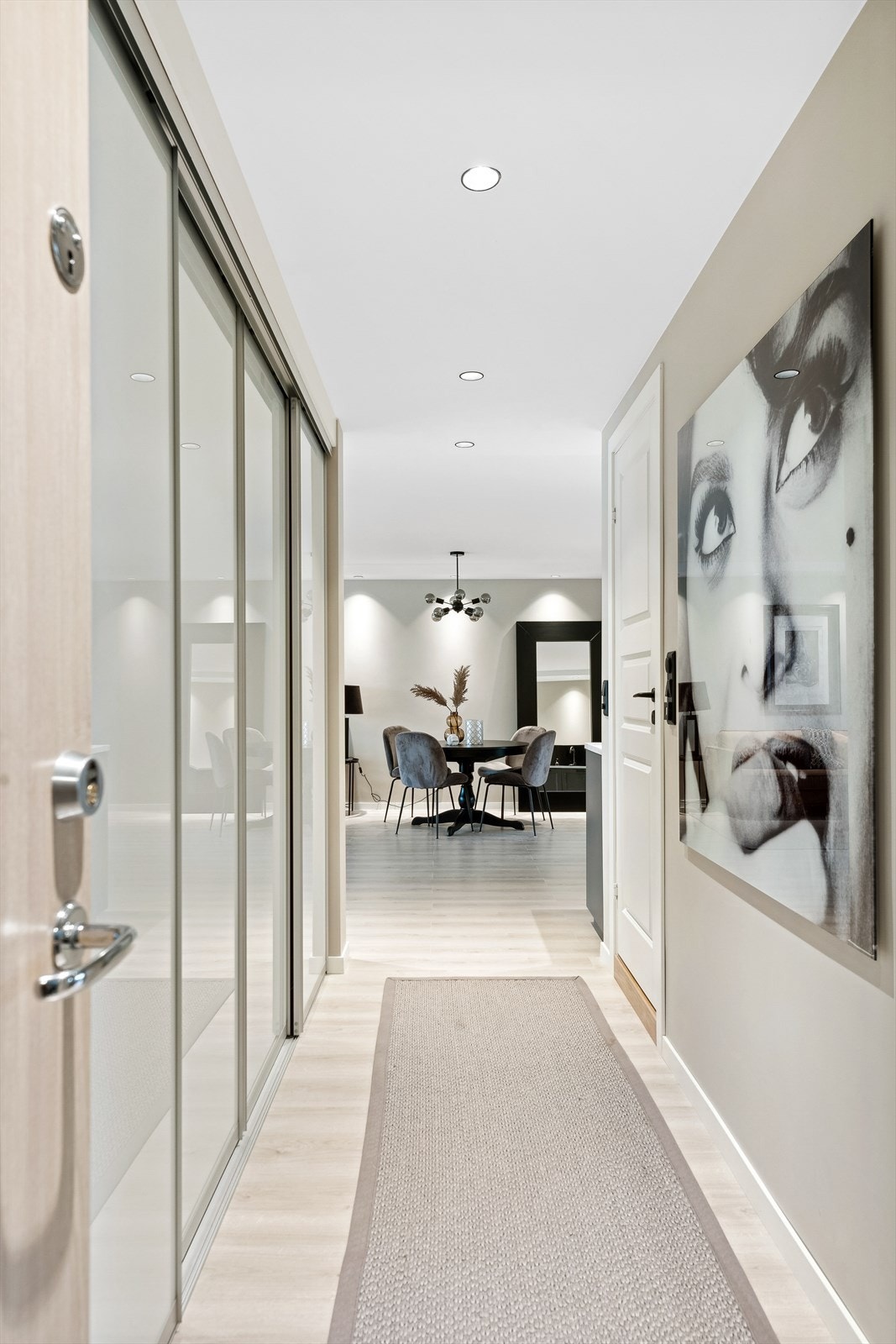 Entreen/gangen er innredet med skyvedørsgarderobe. Galleribilde