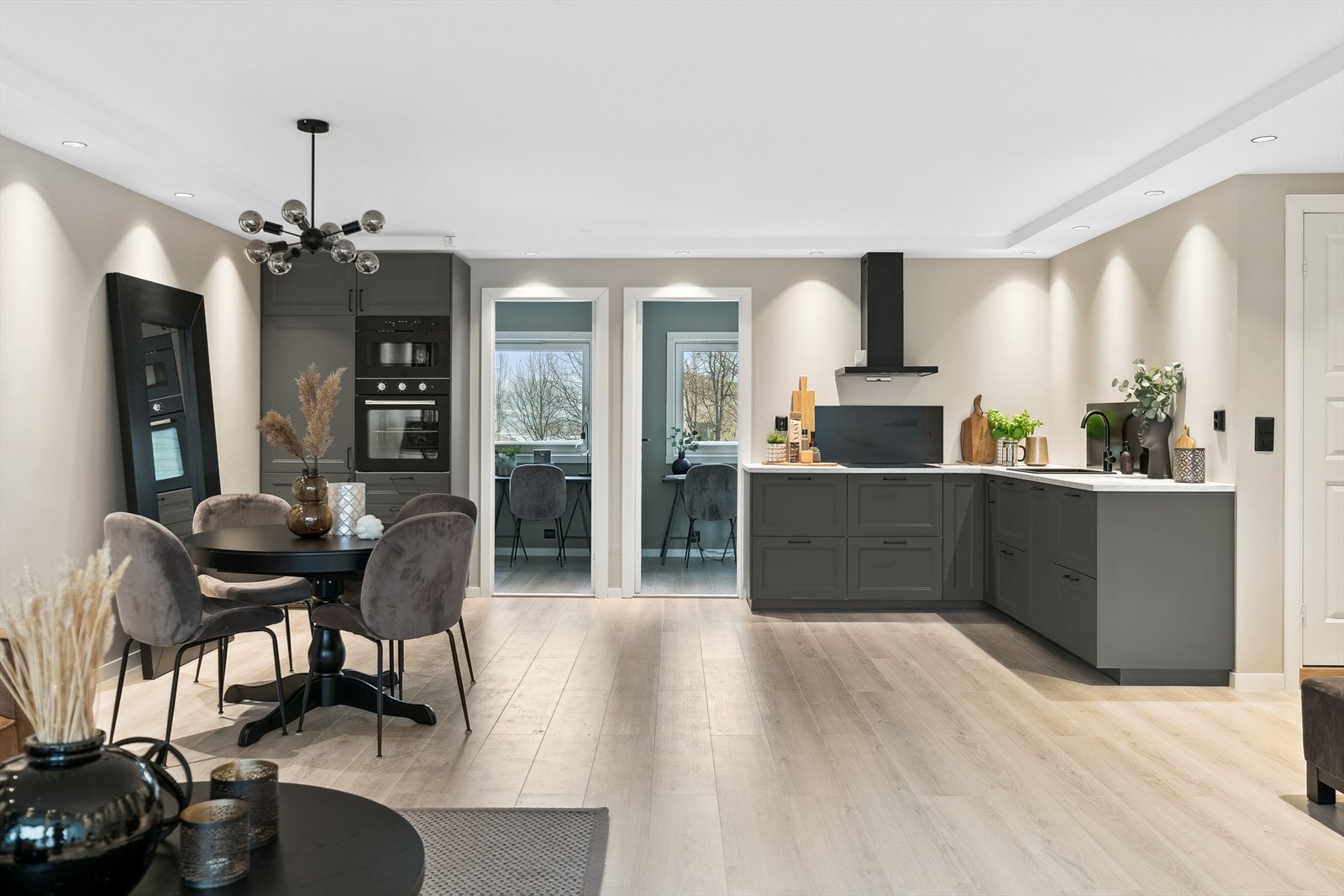 Moderne kjøkkeninnredning med integrerte hvitevarer. Galleribilde