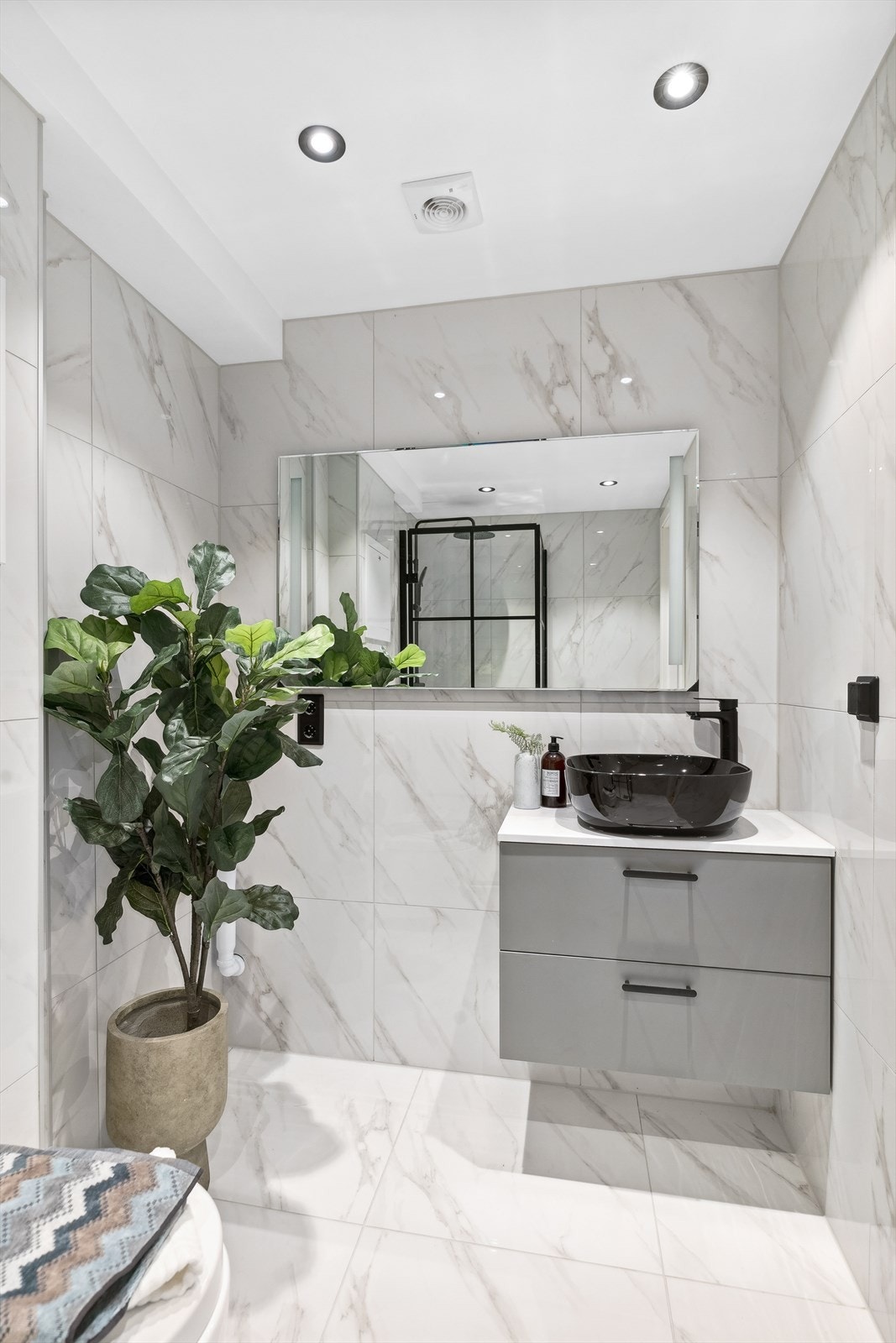 Baderommet har opplegg for vaskemaskin. Galleribilde