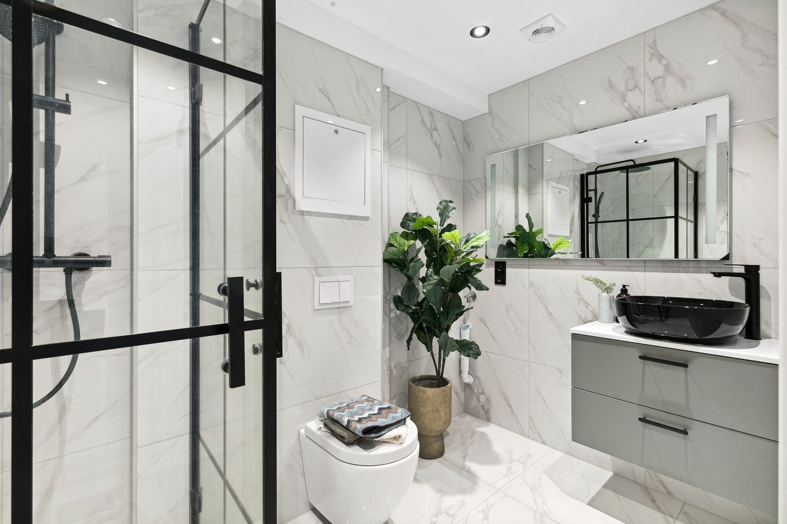 Moderne, helfliset baderom med gulvvarme. Galleribilde