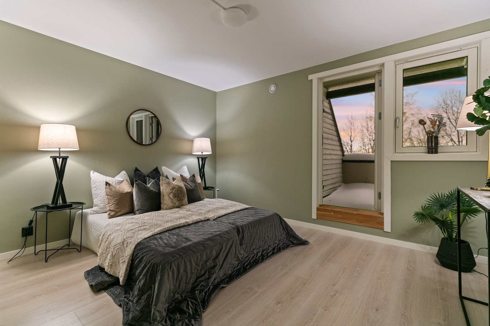 Stort hovedsoverom med utgang til balkong. Galleribilde