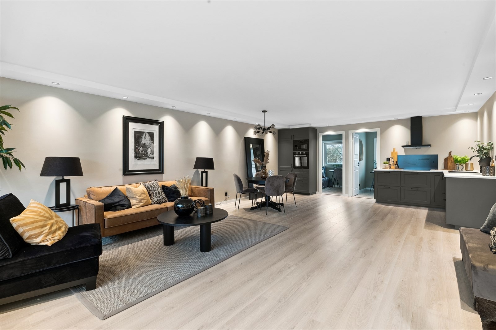 Her er det god plass til sofa- og spisestuemøblement. Galleribilde