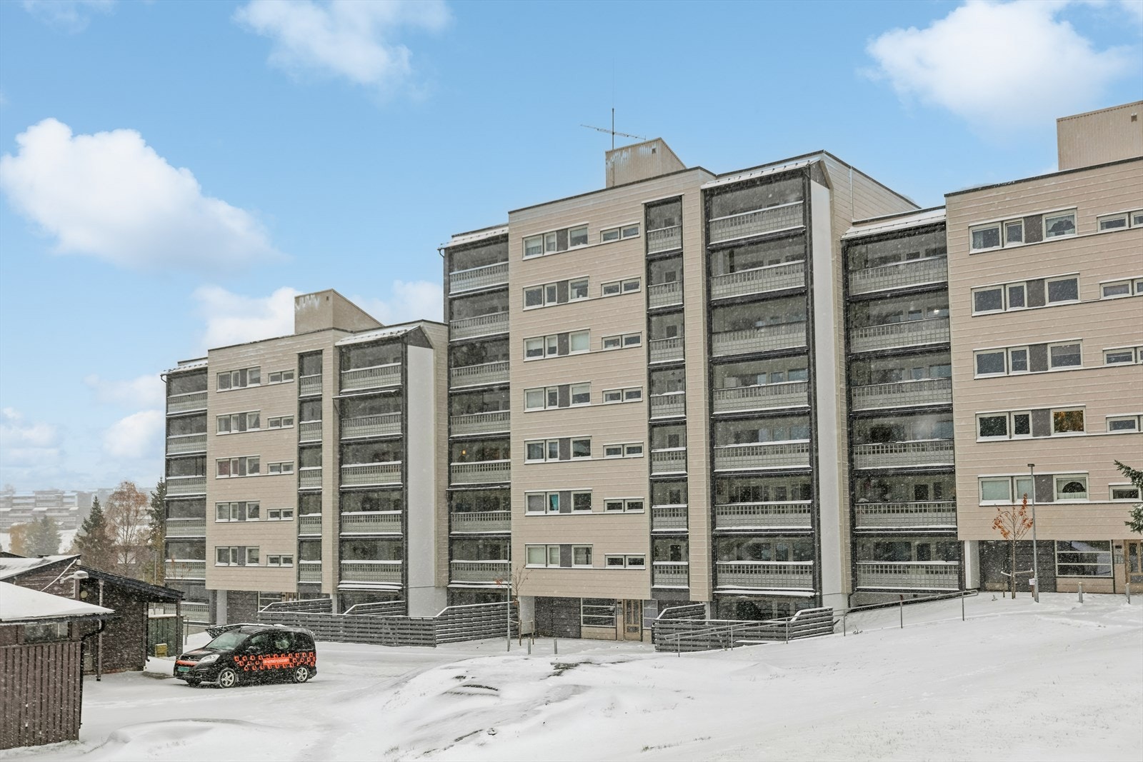 Her bor du med nærhet til "alt" du måtte trenge i hverdagen. Boligområdet er barnevennlig med gangavstand til skoler, barnehager og friområder Galleribilde