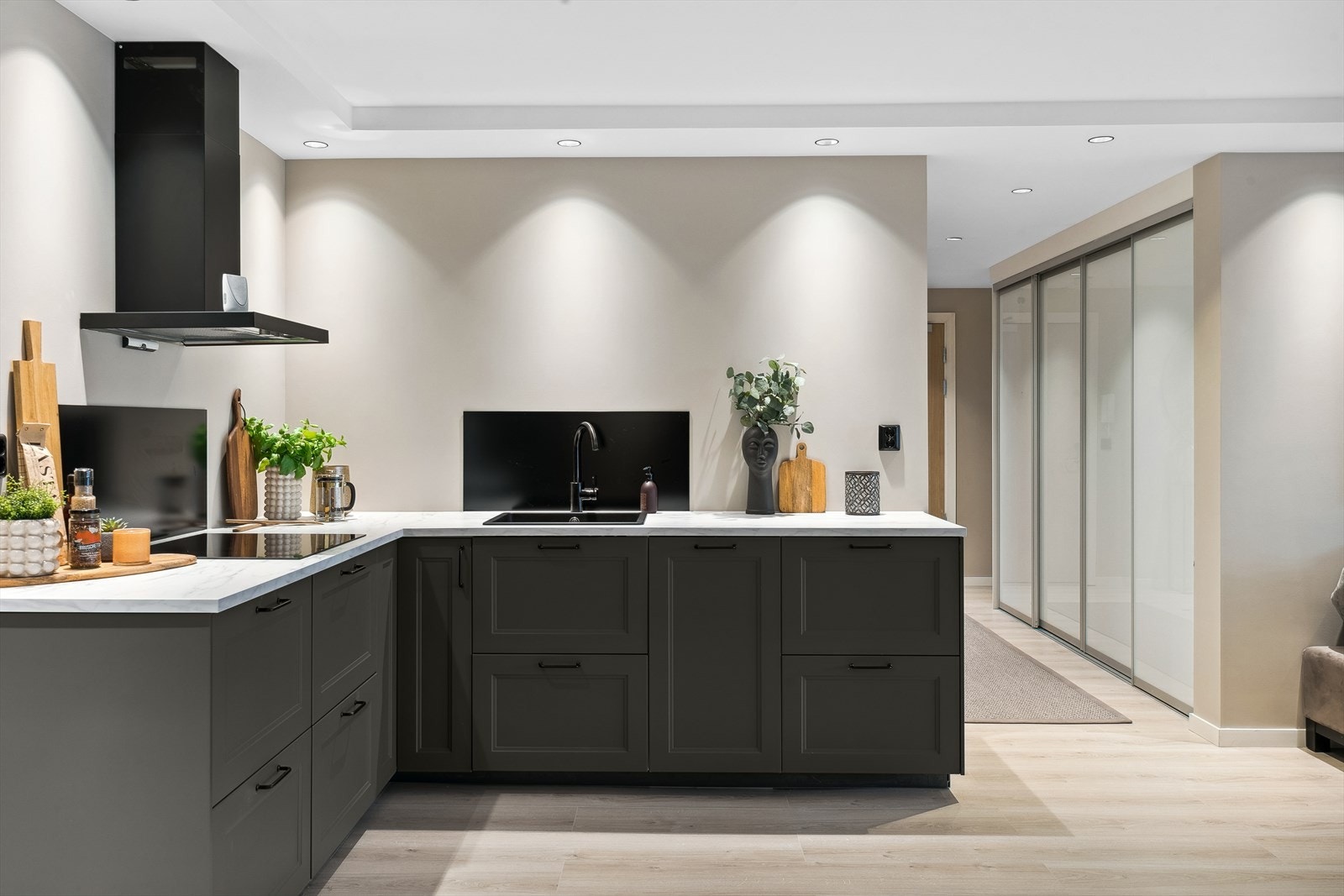 Innredningen er utstyrt med integrert stekeovn, induksjonsplatetopp, mikrobølgeovn, oppvaskmaskin og kjøle-/fryseskap. Galleribilde