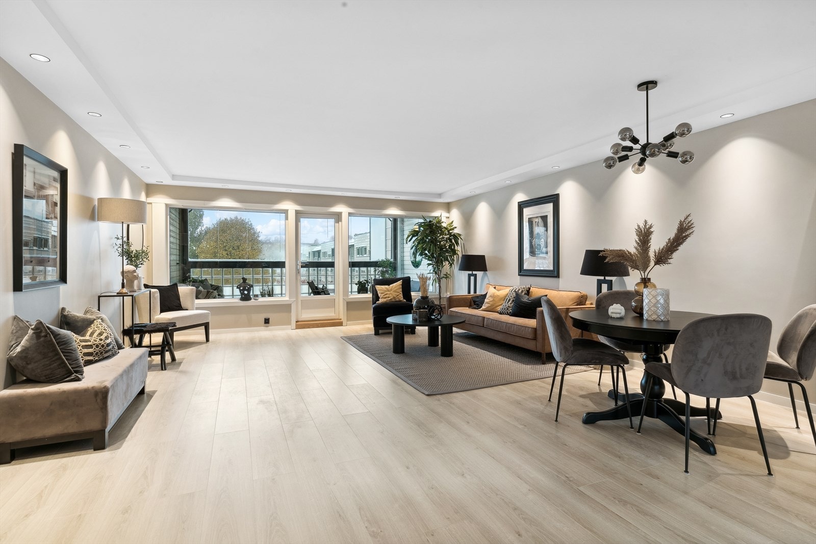 Romslig stue med store vindusflater som slipper inn rikelig med naturlig sollys. Galleribilde