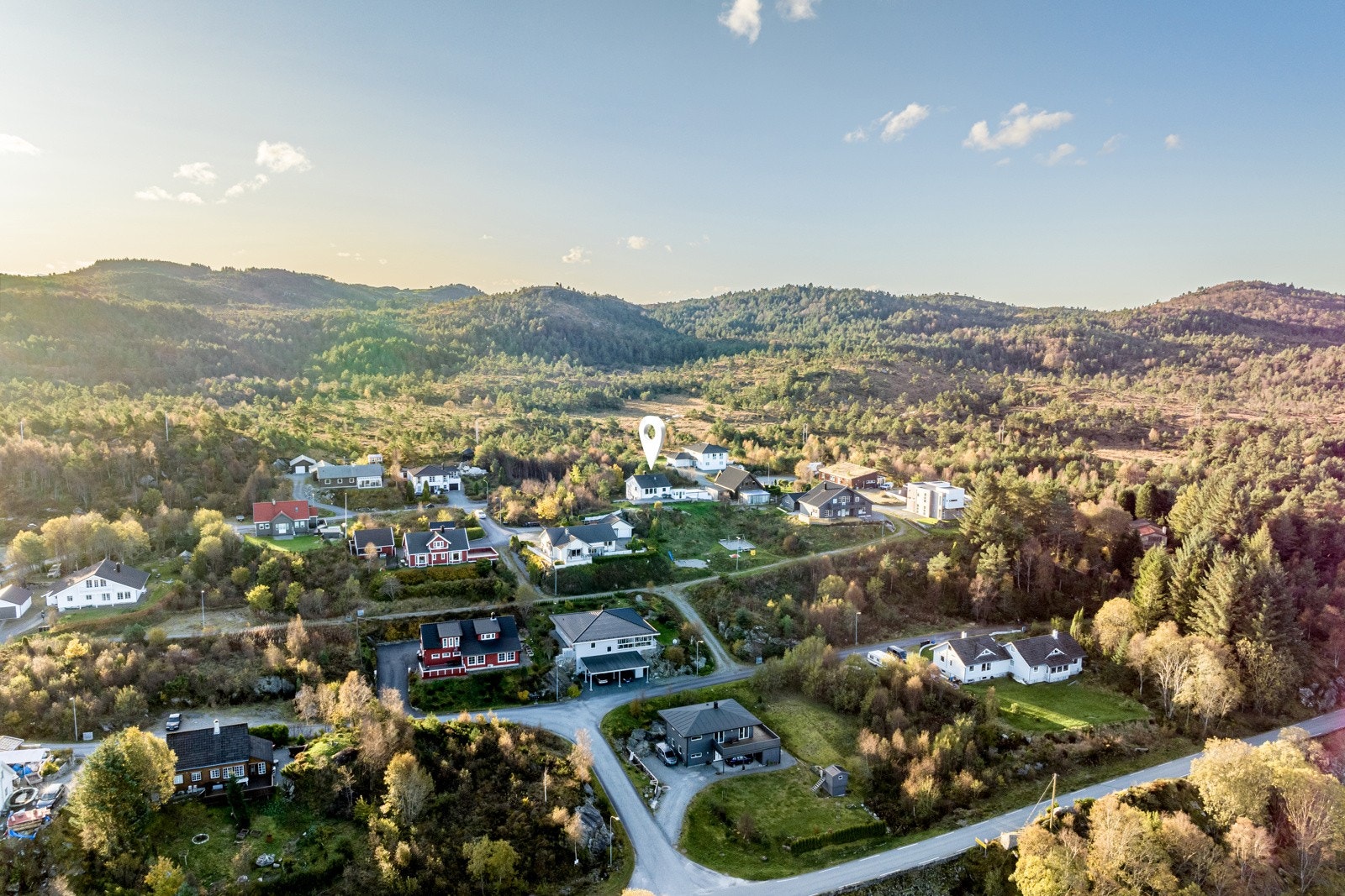 Barnevennlig nabolag med kort vei til sjø, nydelige turområder. 10 min til Sveio sentrum. Galleribilde