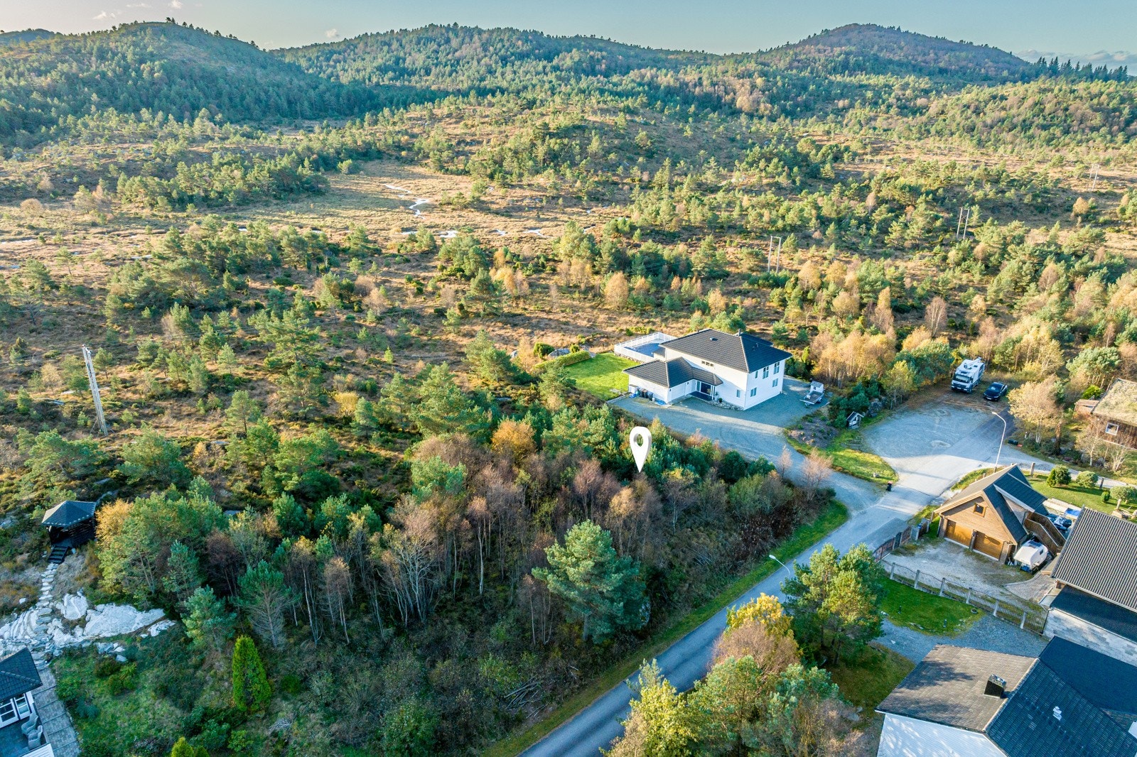 Maksimal grunnflate til bygningen, inklusiv garasje og uthus kan ikke overstige 30% (BYA) av arealet innenfor tomtegrensene. Galleribilde