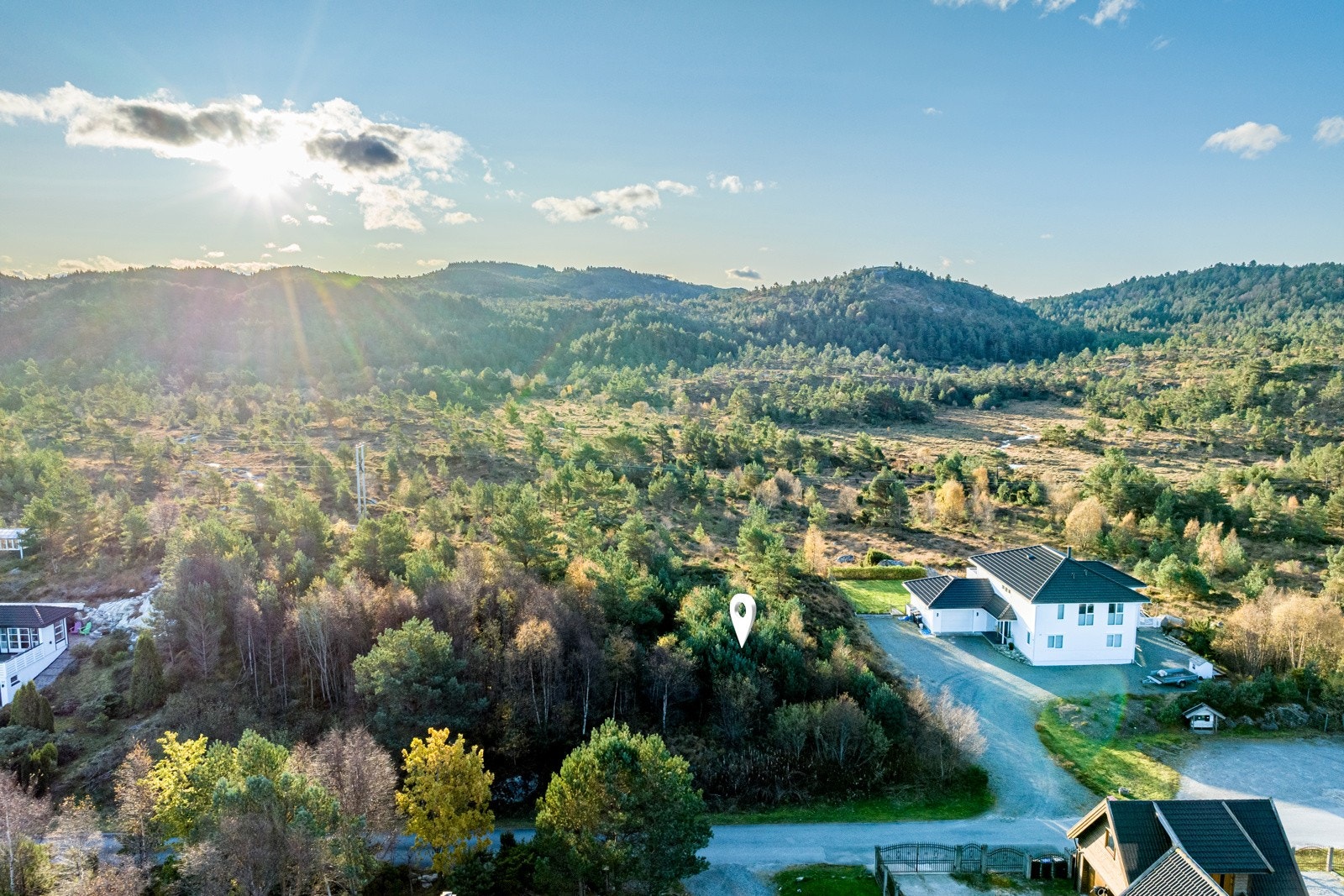 Det kan ifølge reguleringsplan oppføres en romslig frittliggende bolig med tilhørende garasje og uthus. Galleribilde