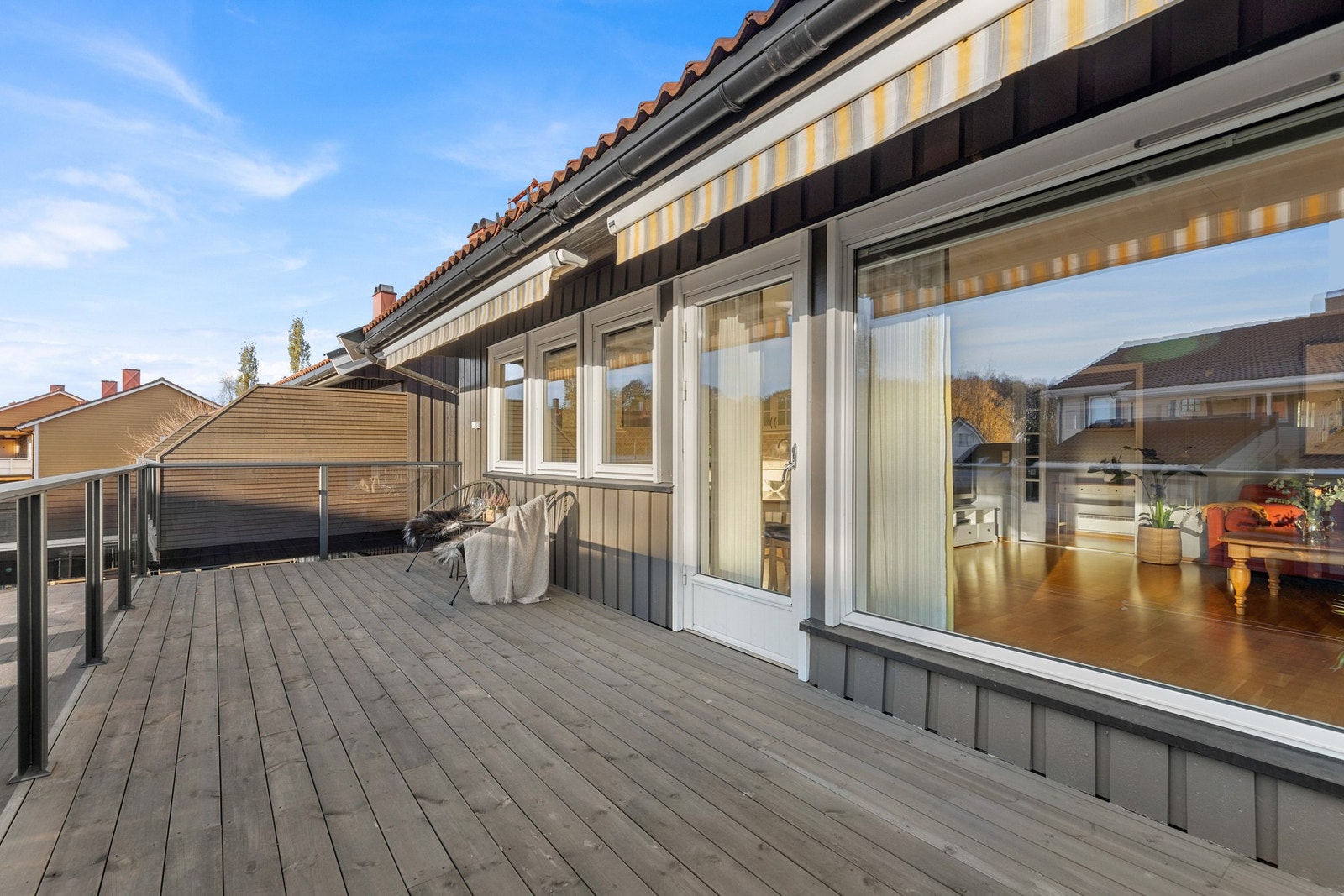 Terrassen er helt ny, pent utført med rekkverk i glass. Galleribilde