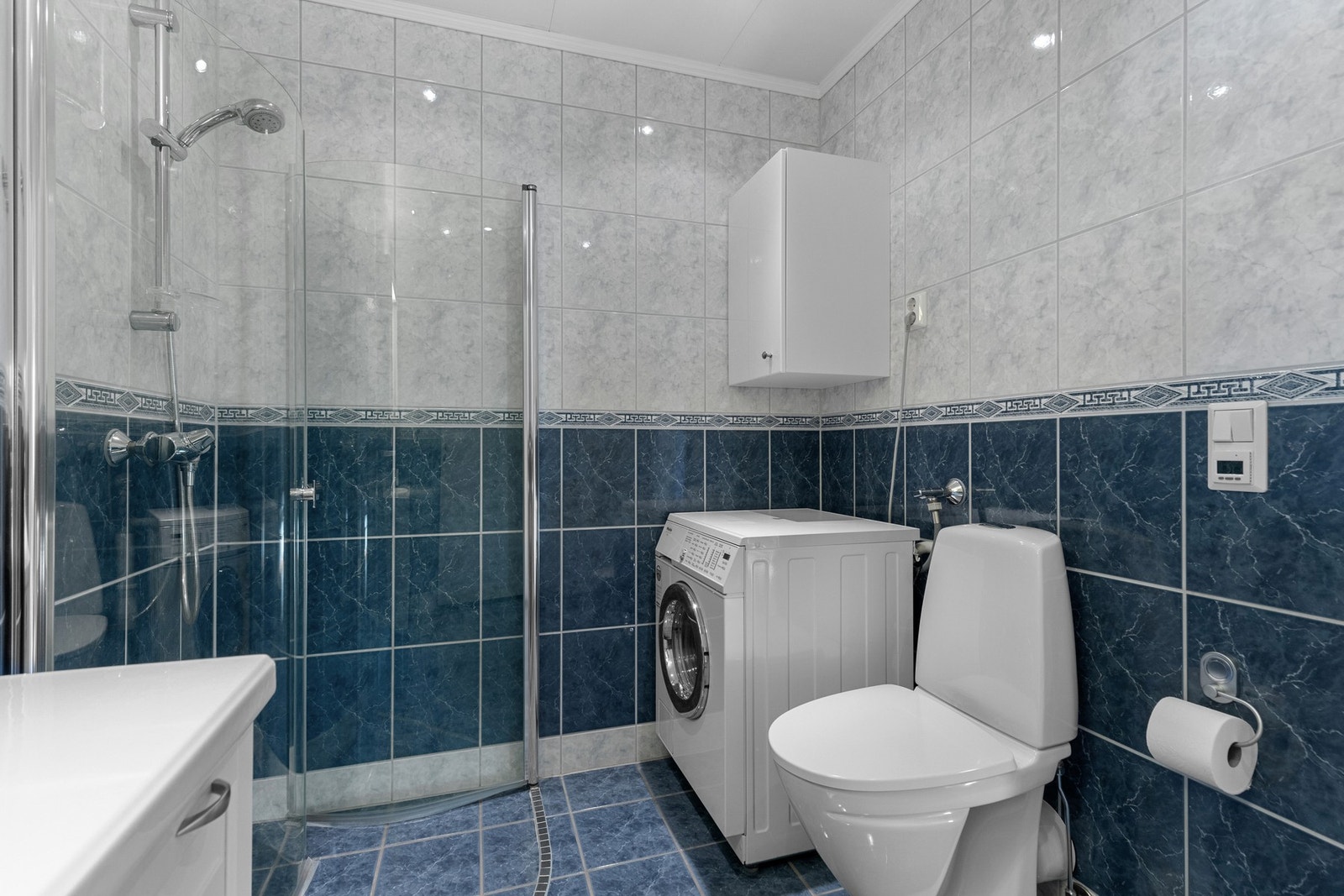 På badet er det opplegg for vaskemaskin og likevel godt med plass. Galleribilde