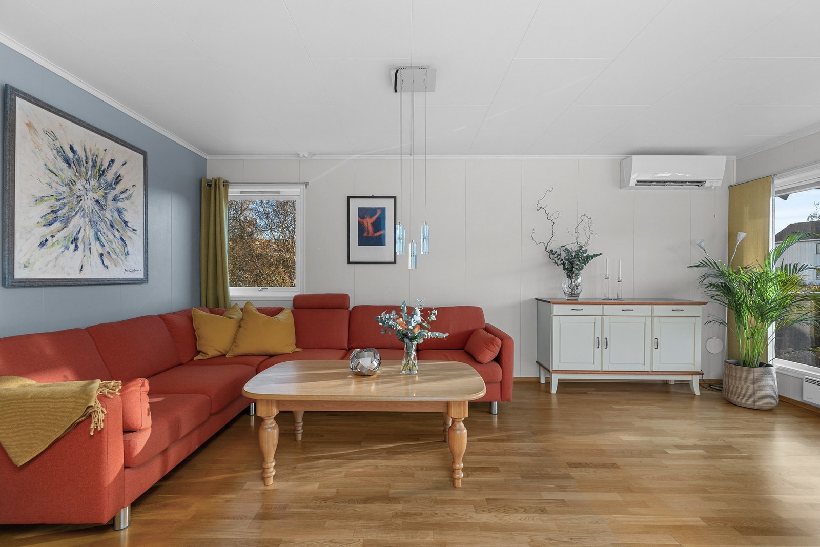 Romslig stue med masse lys fra store vindusflater. Galleribilde