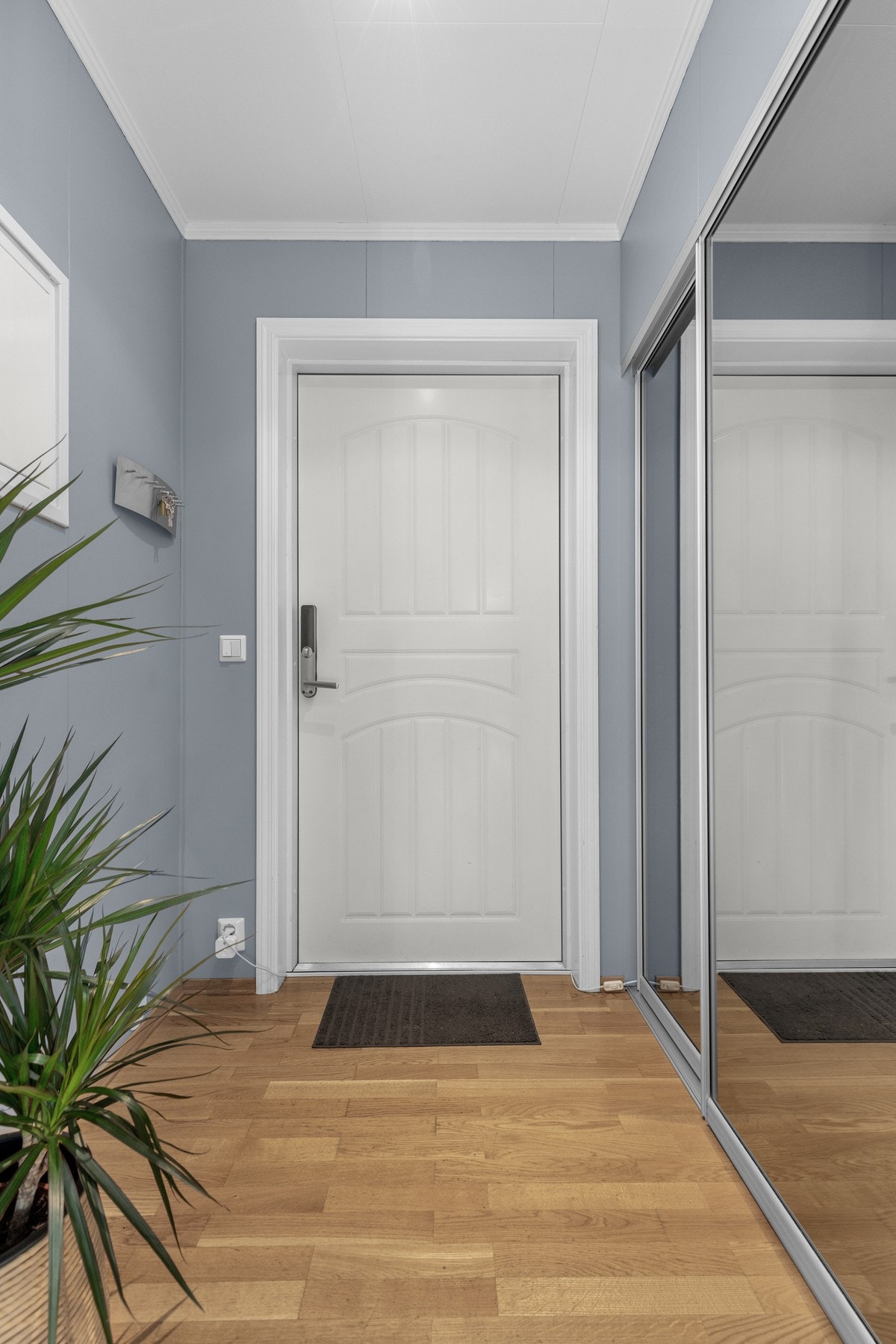 Inngangsparti med stor og praktisk skyvedørsgarderobe. Galleribilde